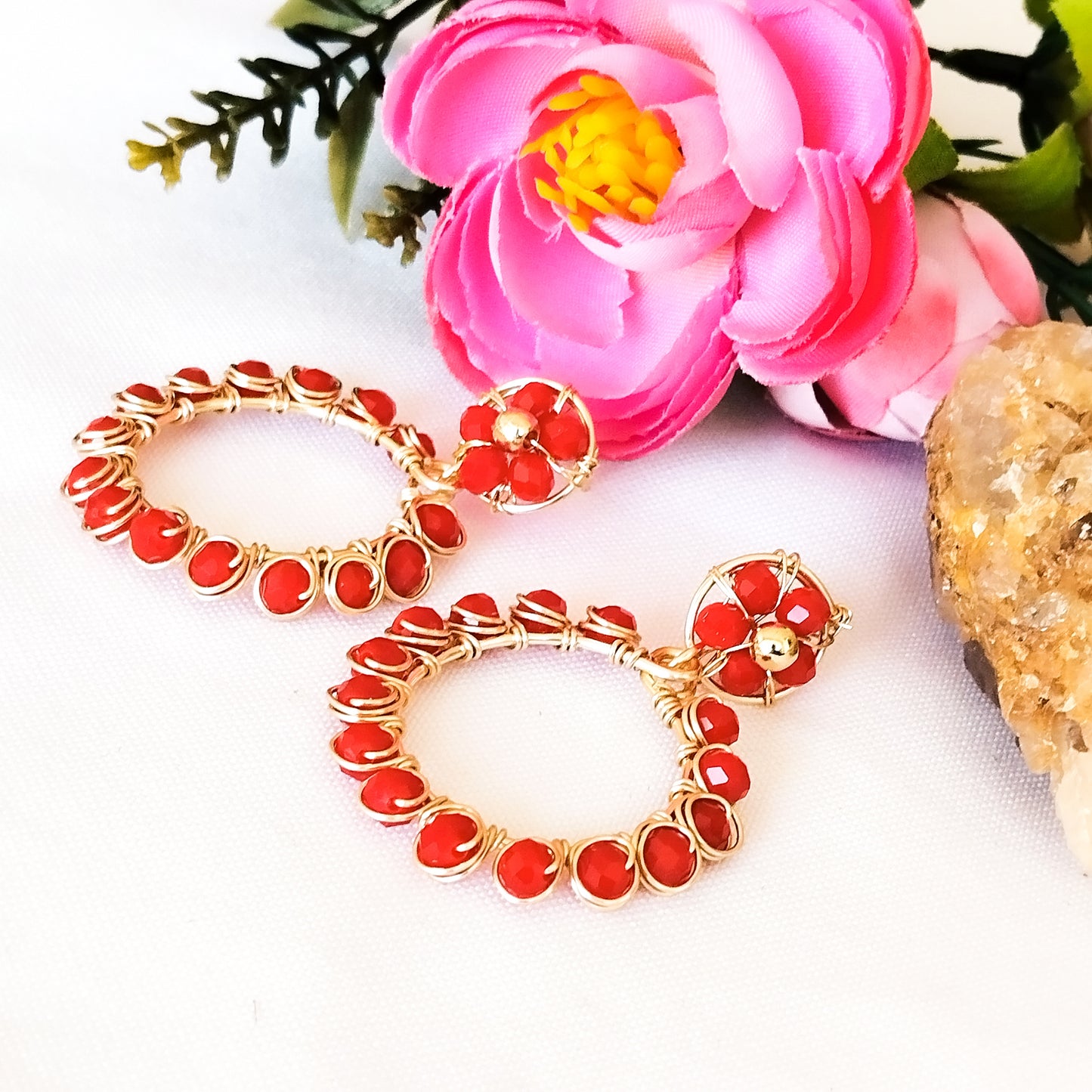 Aros Redondos Con Cristales Entorchados Y Base en Forma de Flor
