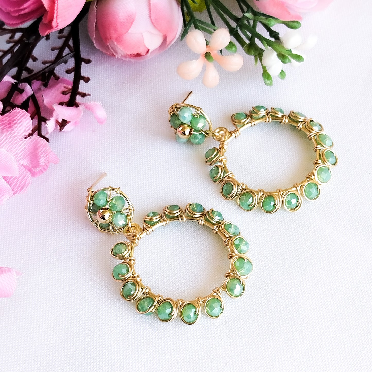 Aros Redondos Con Cristales Entorchados Y Base en Forma de Flor