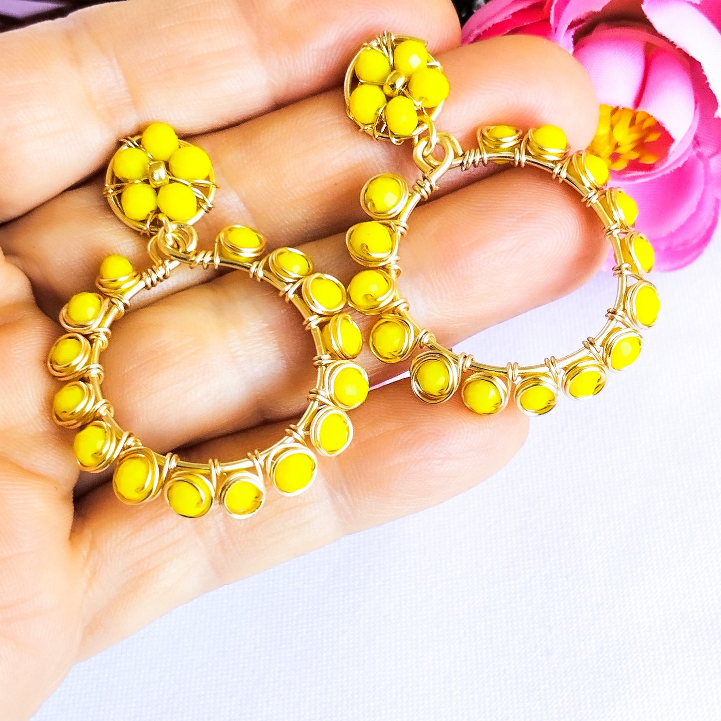 Aros Redondos Con Cristales Entorchados Y Base en Forma de Flor