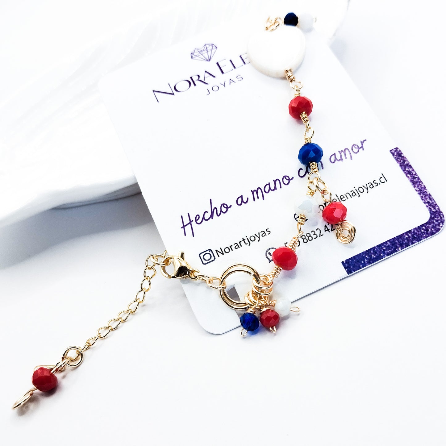 Pulsera de Fiestas Patrias con cristales, dijes, y cadena ajustable