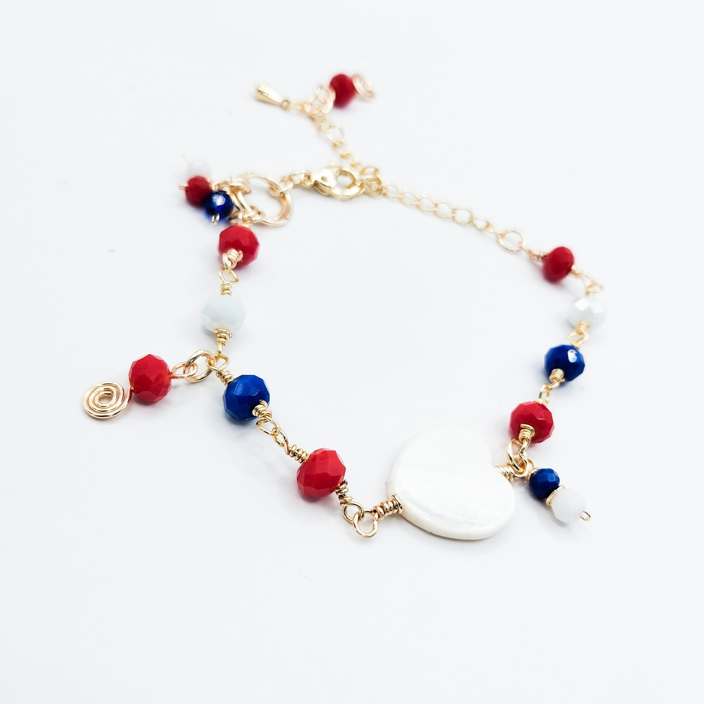Pulsera de Fiestas Patrias con cristales, dijes, y cadena ajustable