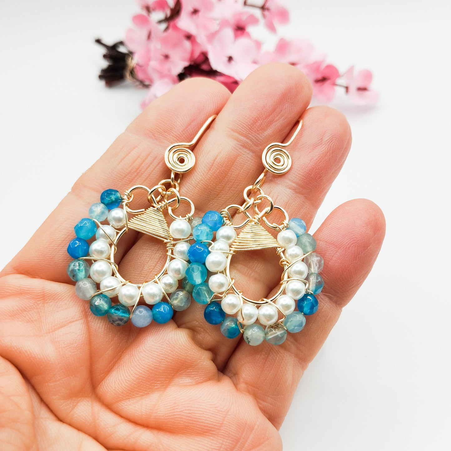 Aros con Perlas y Ágatas en Forma de Flor