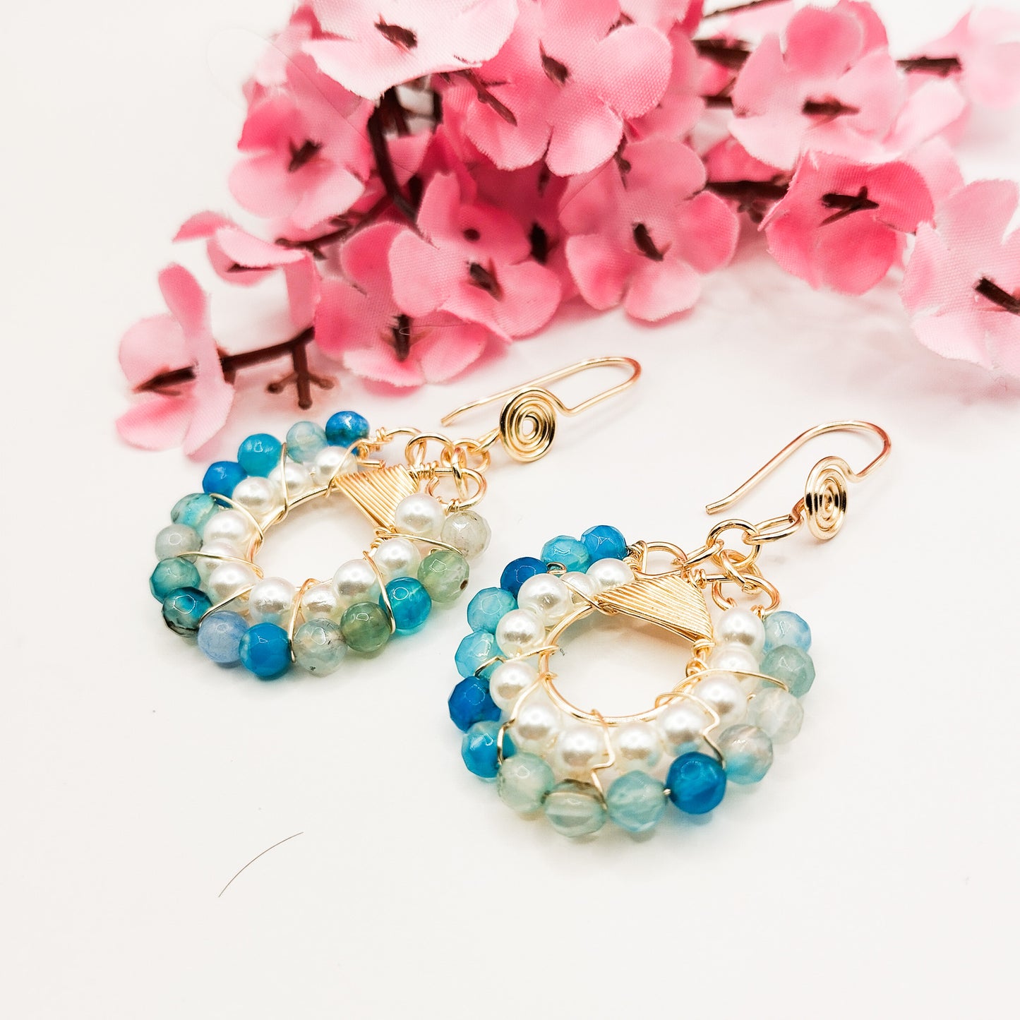 Aros con Perlas y Ágatas en Forma de Flor