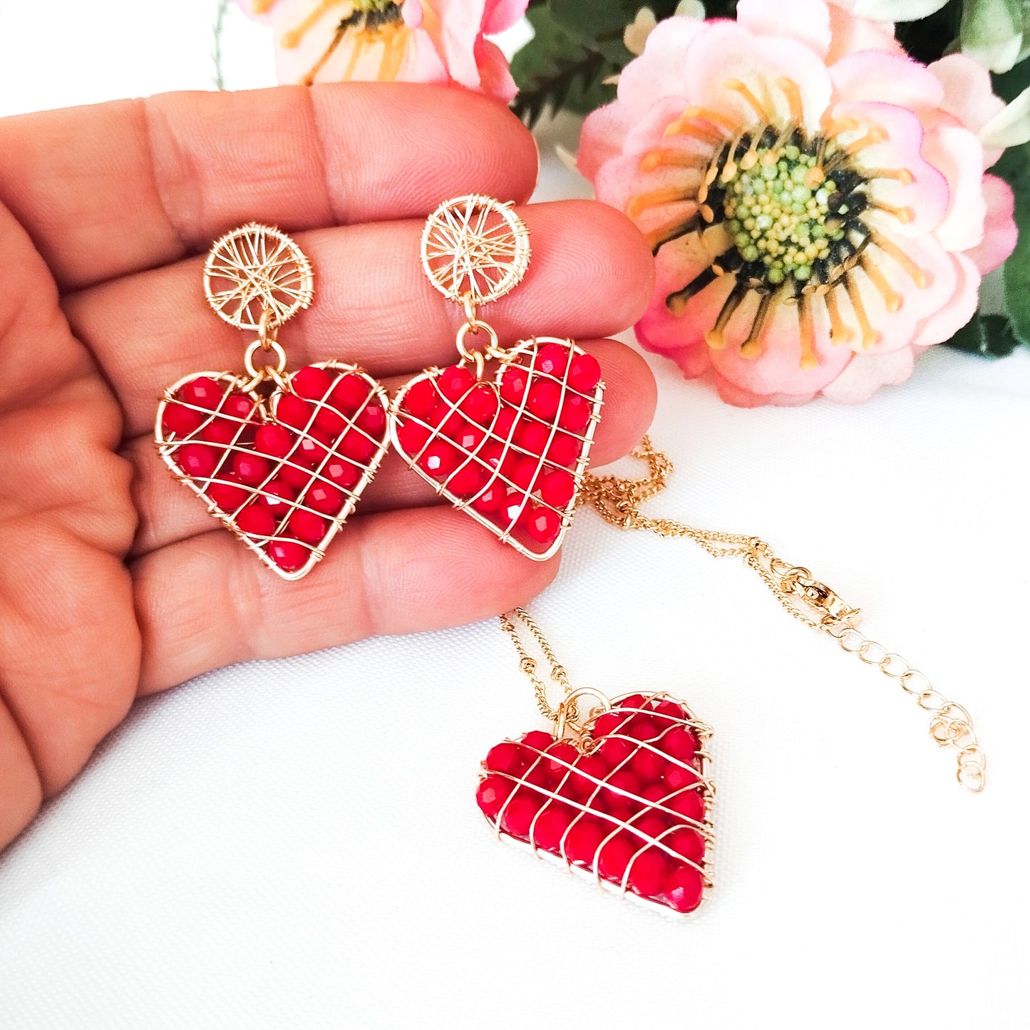 Conjunto de Colgante Y Aros Con Corazones Medianos Rellenos Con Cristales Checos