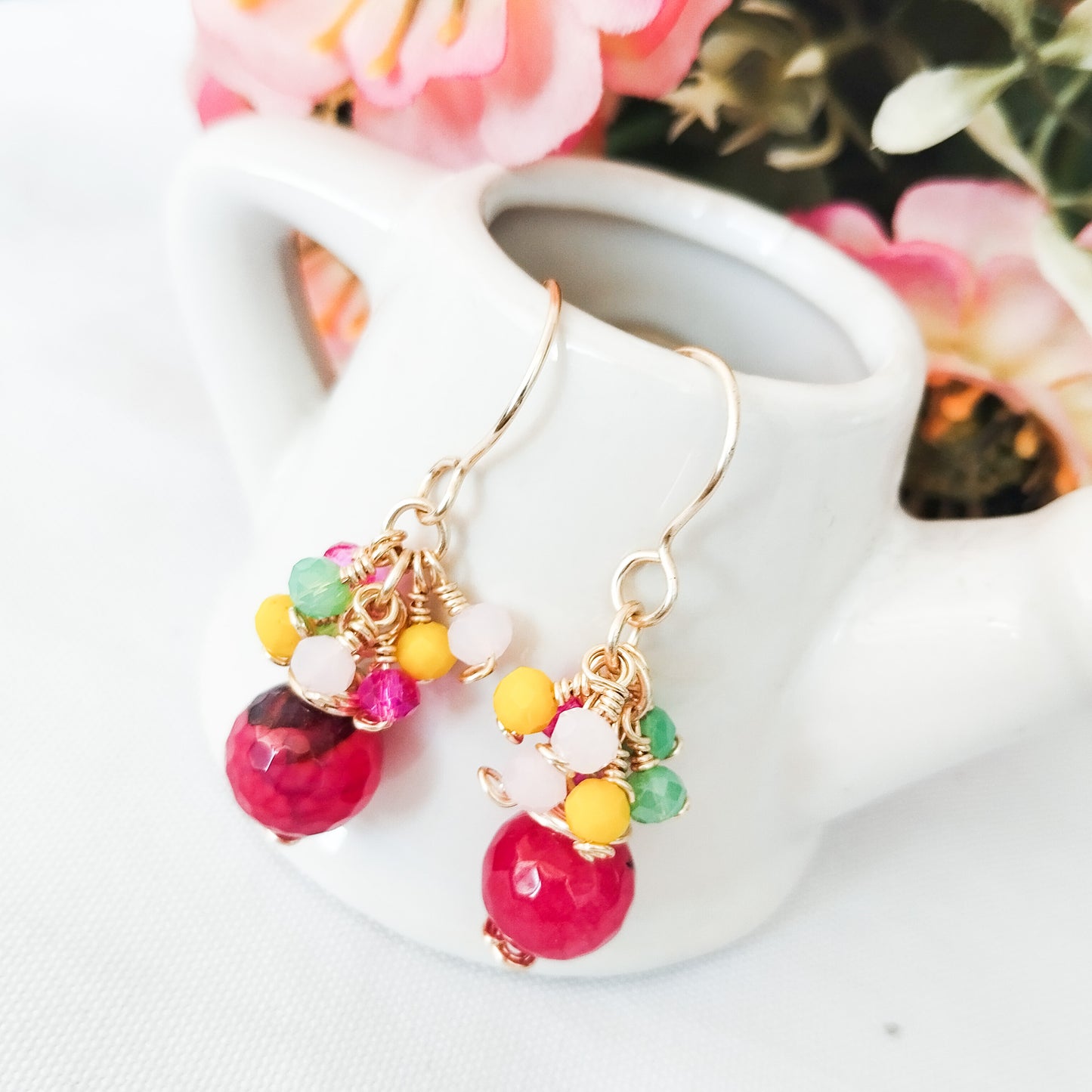 Aros de Una Ágata Natural Grande Y Pequeños Cristales Colgantes