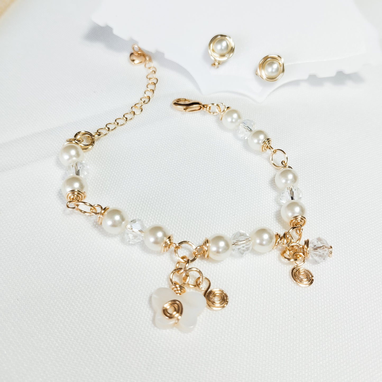 Conjunto de Pulsera y Aros con Perlas del Río y Piedra Nacar