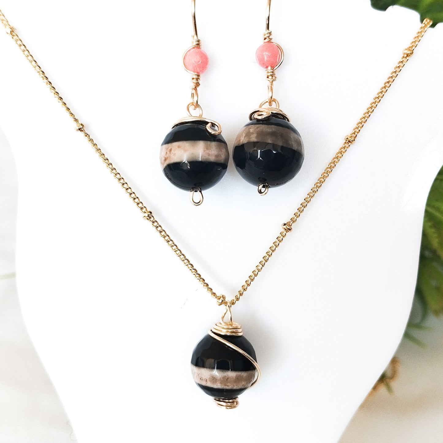Conjunto de Aros Y Collar Con Ágatas Tibetanas Y Cadena en Baño de Oro