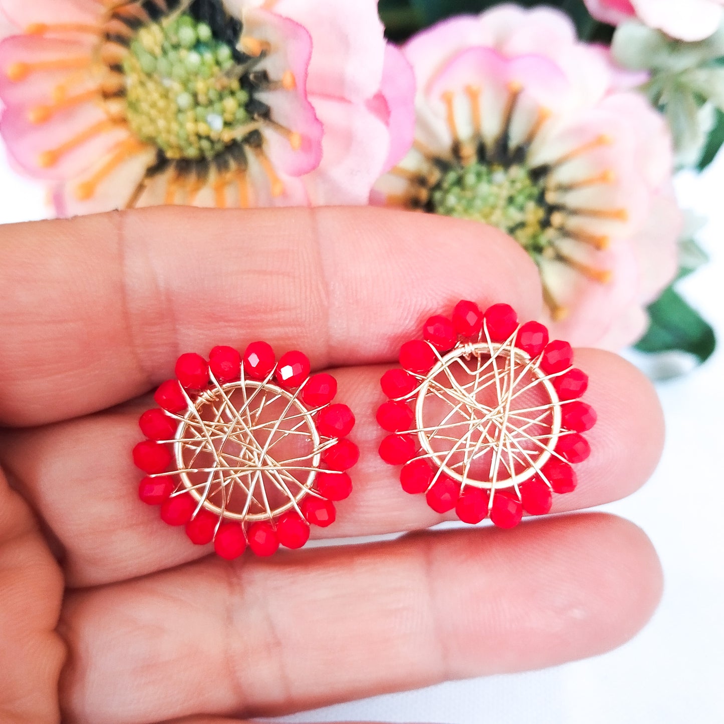 Aros Pequeños Y Redondos Con Cristales Checos en El Borde Y Entramados Con Alambre Con Baño de Oro
