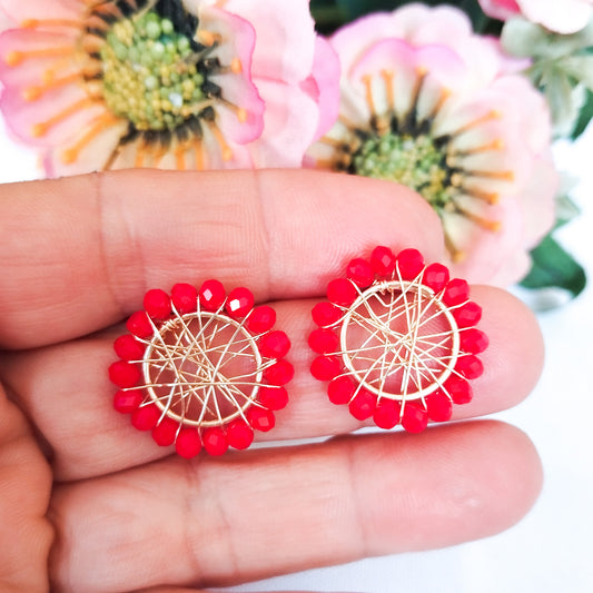 Aros Pequeños Y Redondos Con Cristales Checos en El Borde Y Entramados Con Alambre Con Baño de Oro