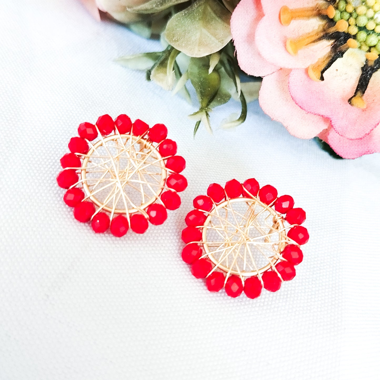 Aros Pequeños Y Redondos Con Cristales Checos en El Borde Y Entramados Con Alambre Con Baño de Oro