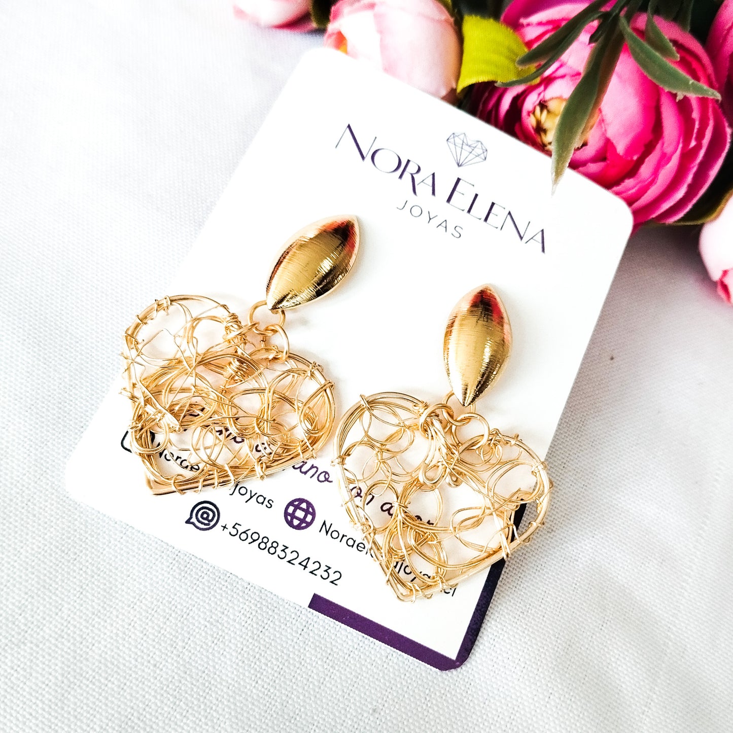 Aros en Baño de Oro Con Forma de Corazón Decorados Con Ondas de Alambre Doble