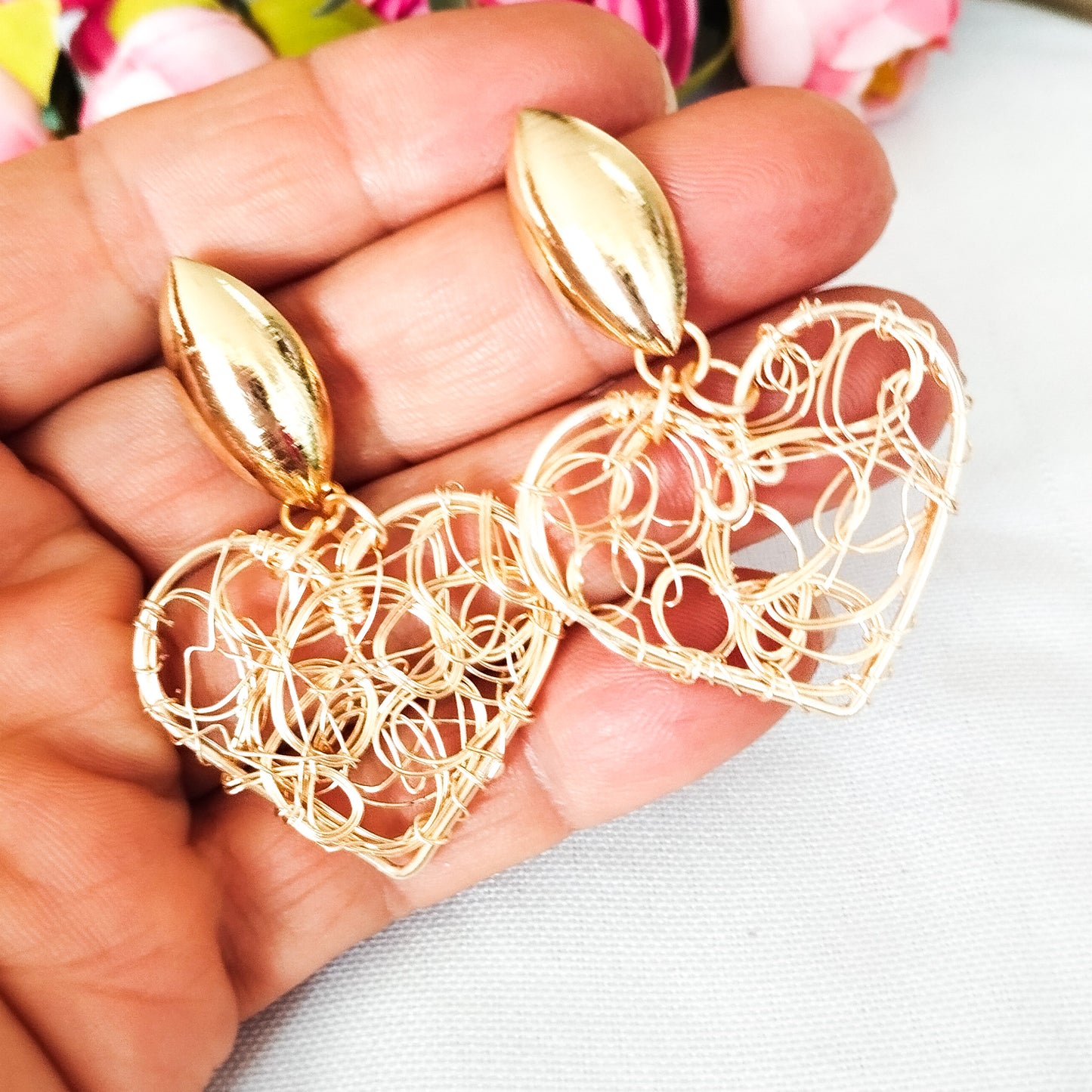 Aros en Baño de Oro Con Forma de Corazón Decorados Con Ondas de Alambre Doble