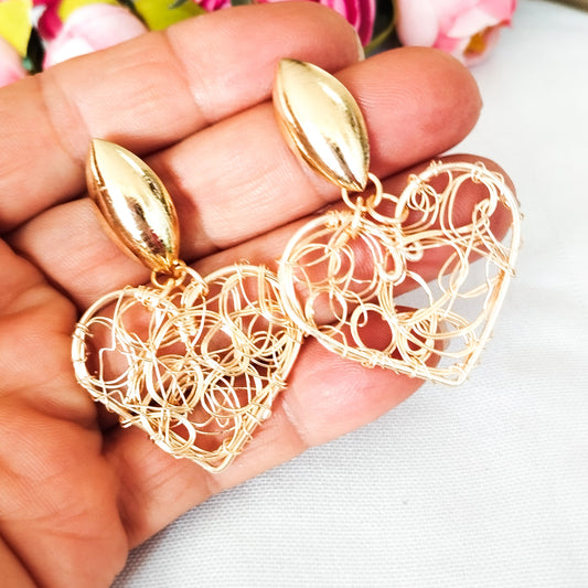 Aros en Baño de Oro Con Forma de Corazón Decorados Con Ondas de Alambre Doble