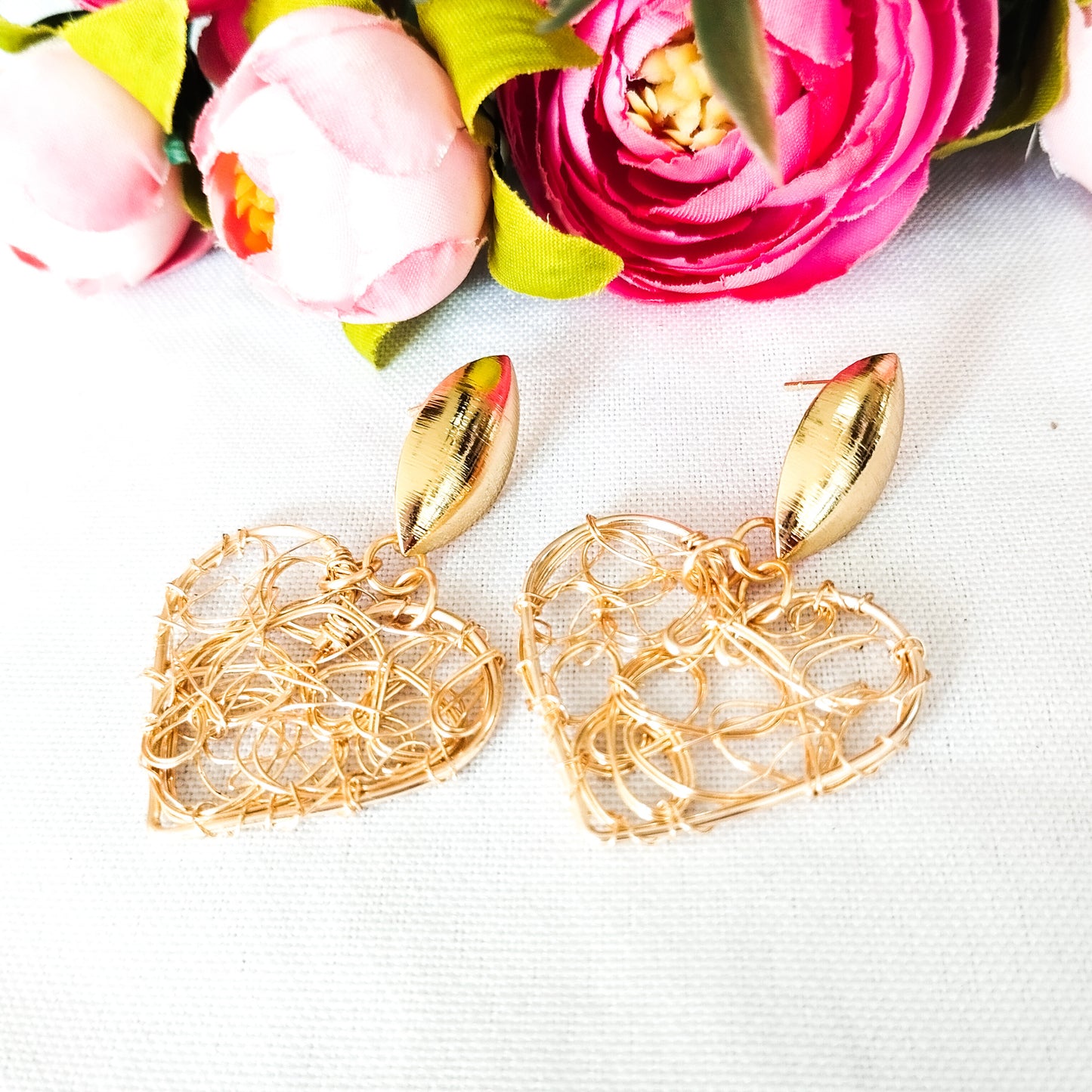Aros en Baño de Oro Con Forma de Corazón Decorados Con Ondas de Alambre Doble