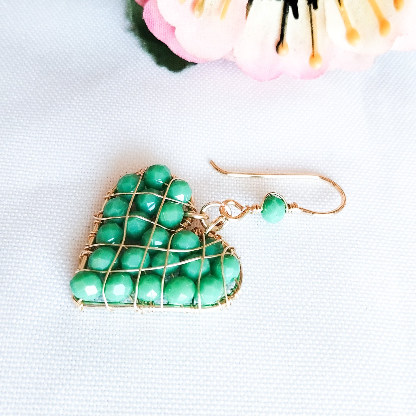 Aros Medianos de Corazón Rellenos Con Cristales Y Pin en Forma de Anzuelo Con Baño de Oro
