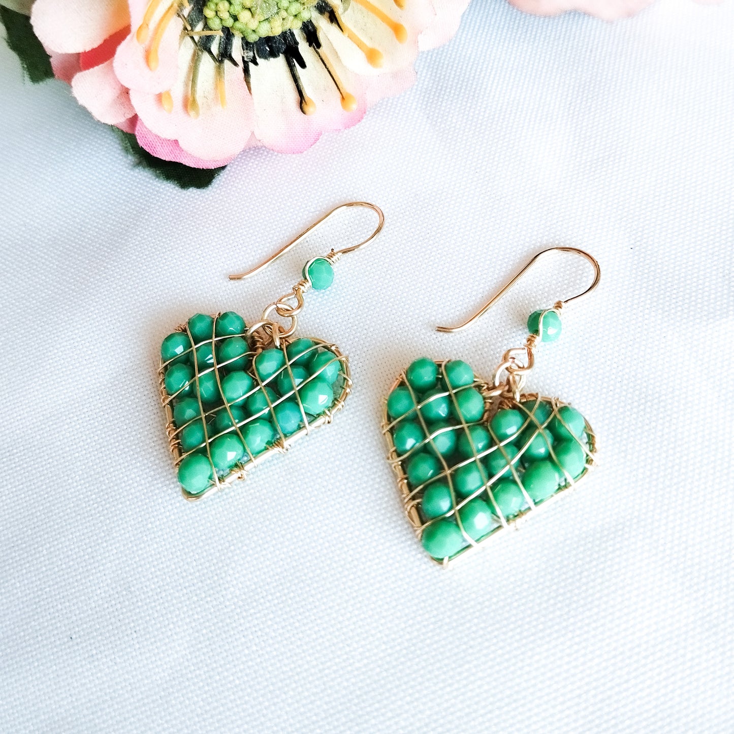 Aros Medianos de Corazón Rellenos Con Cristales Y Pin en Forma de Anzuelo Con Baño de Oro