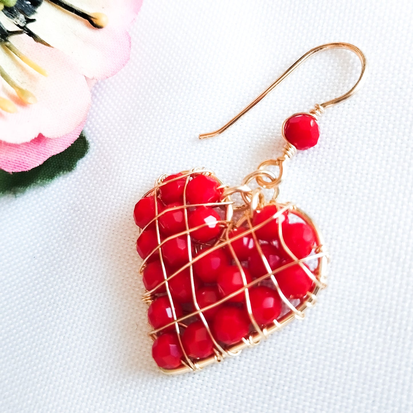 Aros Medianos de Corazón Rellenos Con Cristales Y Pin en Forma de Anzuelo Con Baño de Oro