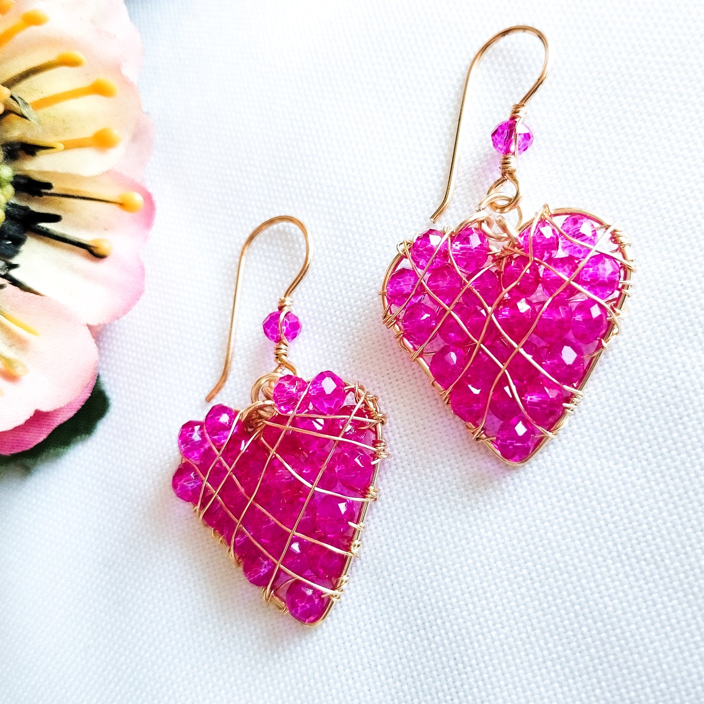 Aros Medianos de Corazón Rellenos Con Cristales Y Pin en Forma de Anzuelo Con Baño de Oro