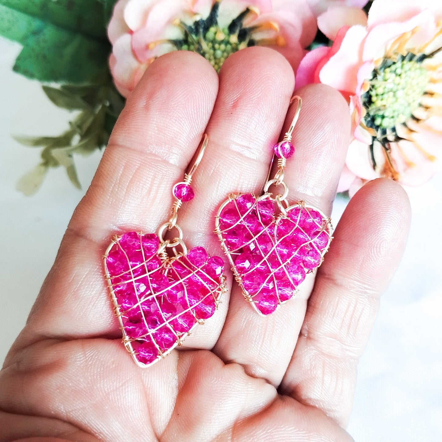Aros Medianos de Corazón Rellenos Con Cristales Y Pin en Forma de Anzuelo Con Baño de Oro