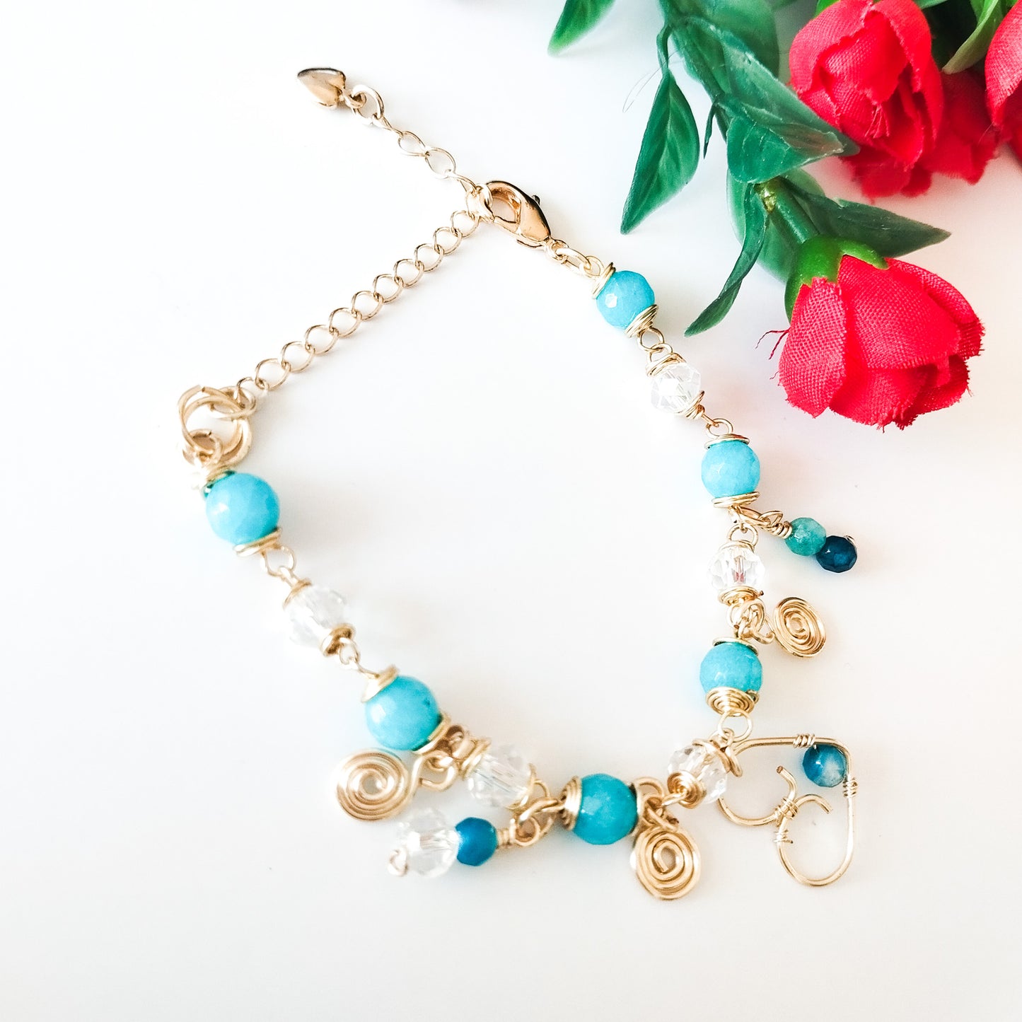 Pulsera Con Ágatas, Cristales Y Varios Dijes Elaborados en Alambre, Piedras Y Cadena Con Baño de Oro