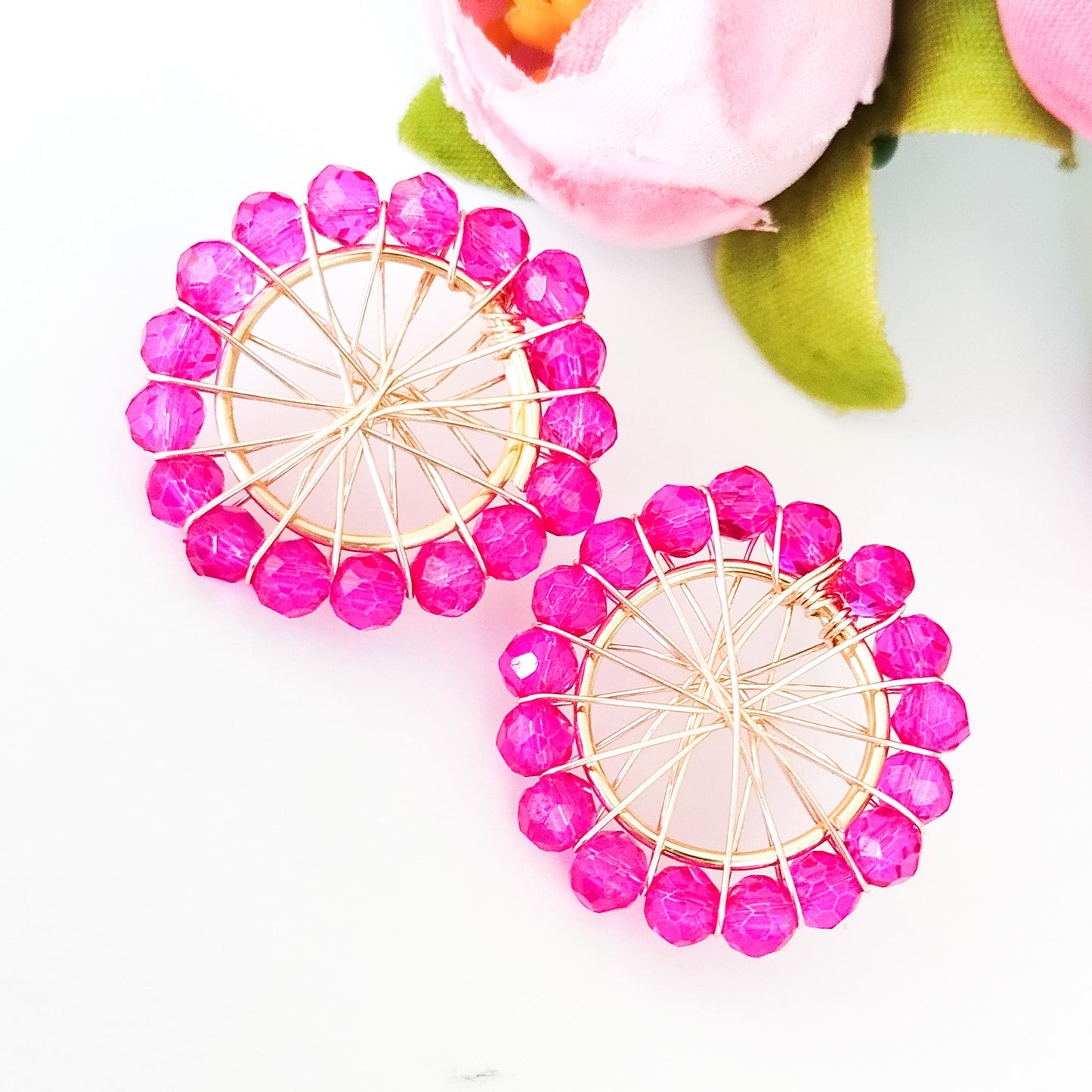 Aros Pequeños Y Redondos Con Cristales Checos en El Borde Y Entramados Con Alambre Con Baño de Oro