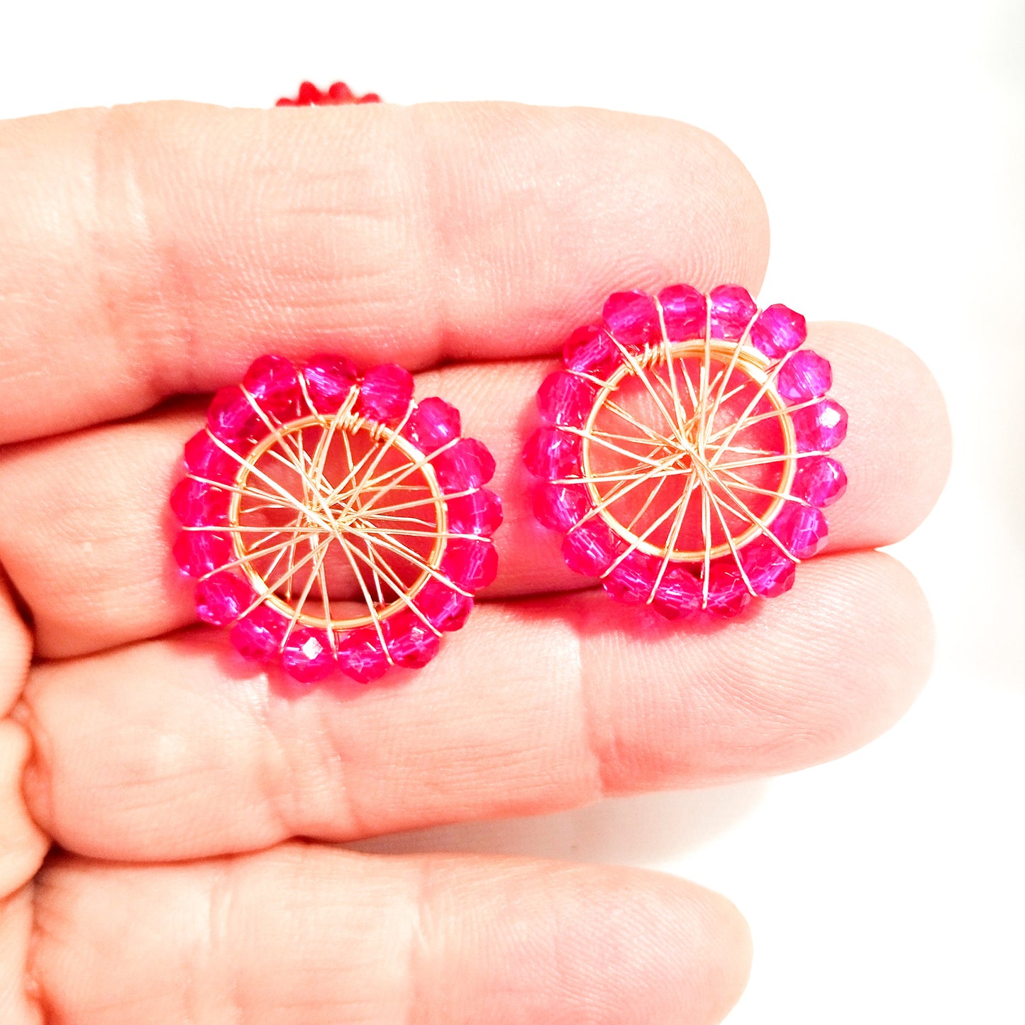 Aros Pequeños Y Redondos Con Cristales Checos en El Borde Y Entramados Con Alambre Con Baño de Oro