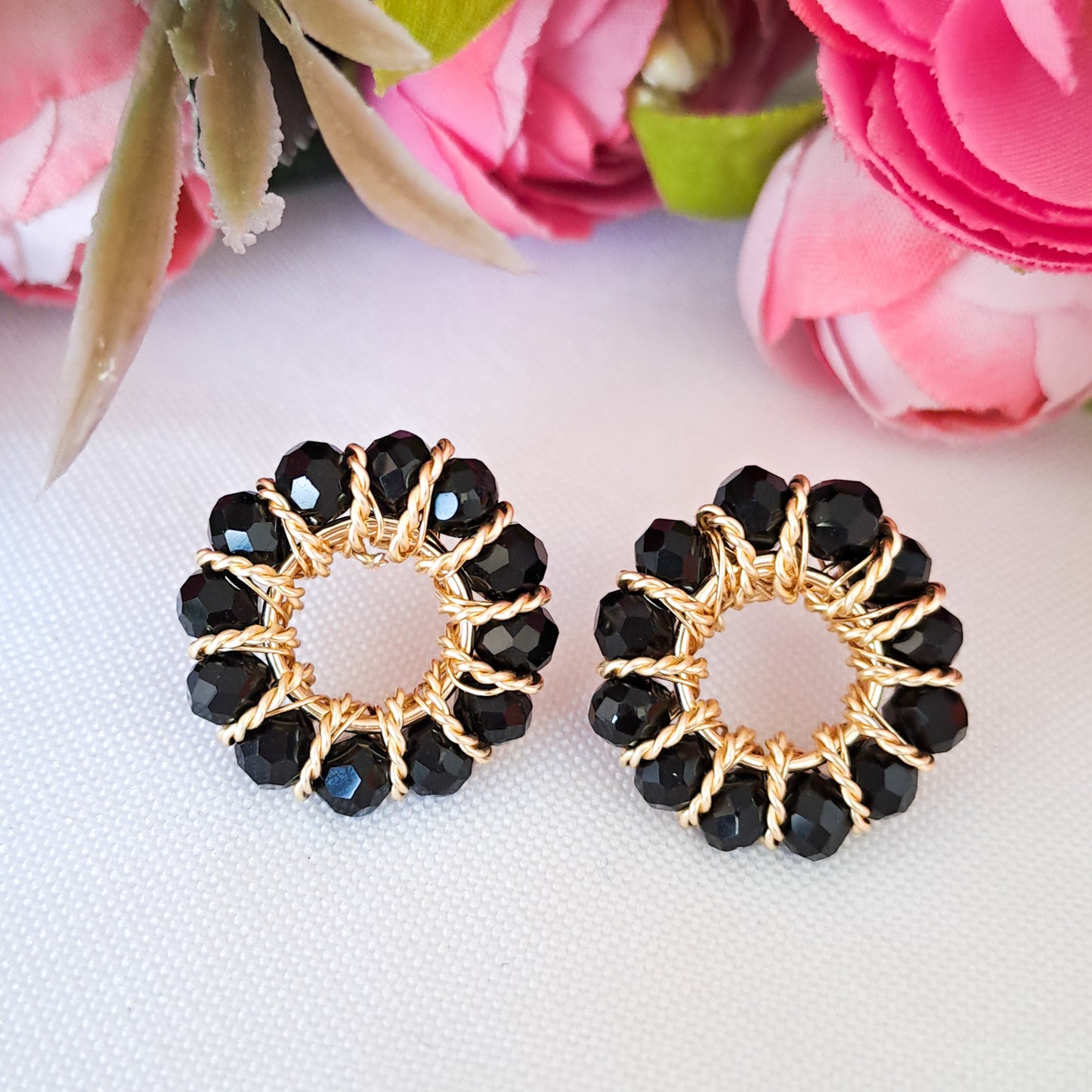 Aros Pequeños Con Cristales Entorchados en Forma Circular