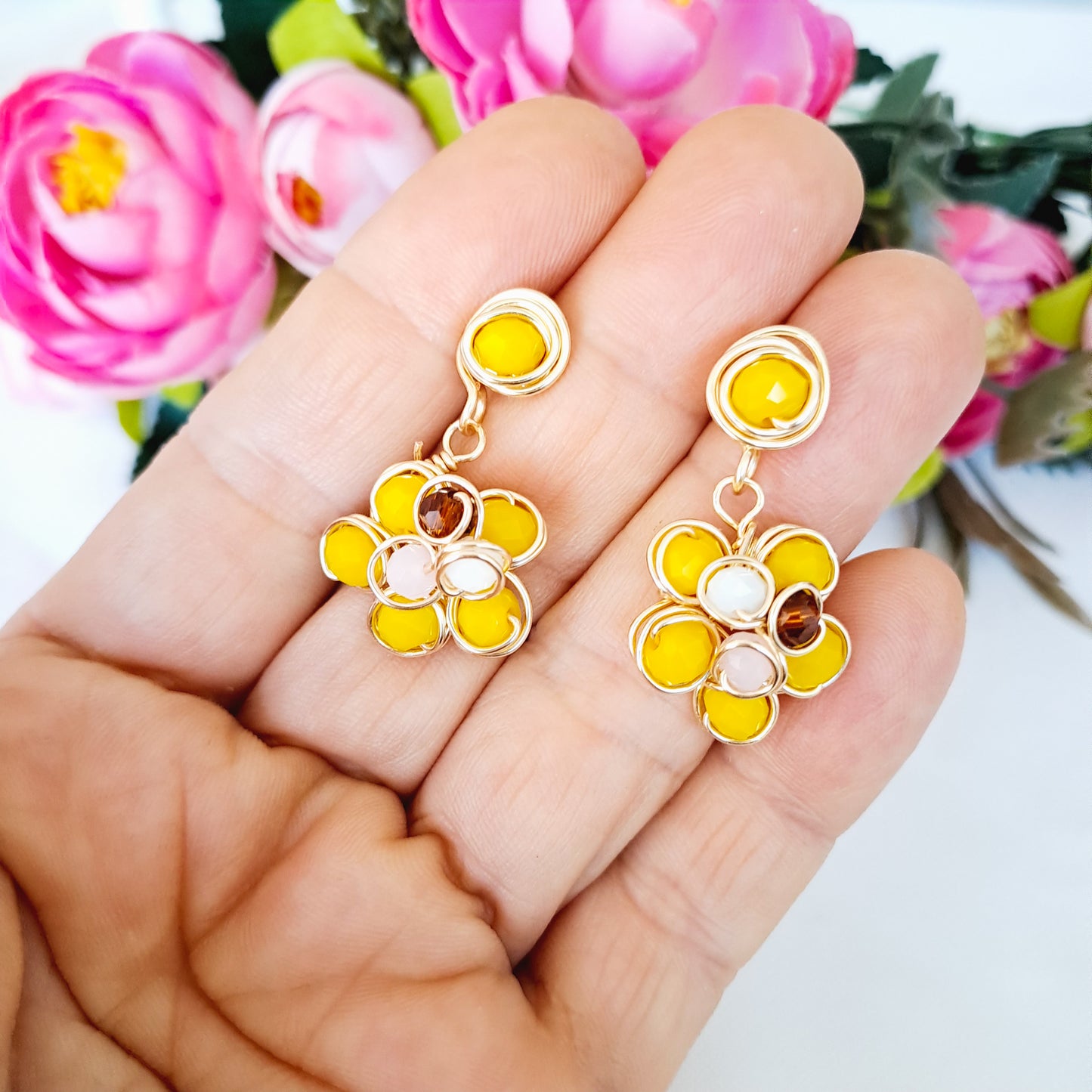 Aros en Forma de Flor Con Cristales Engastados