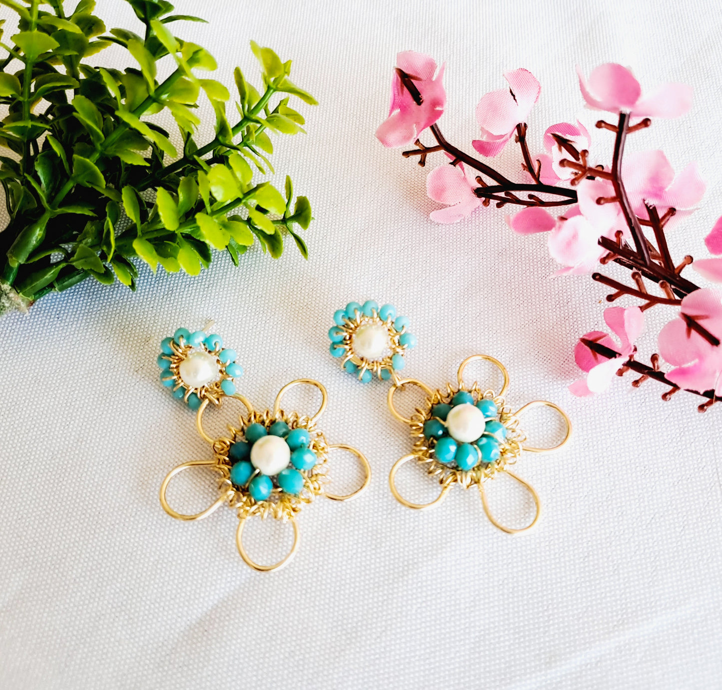 Aros Grandes en Forma de Flor Con Cristales Y Perlas Entorchadas
