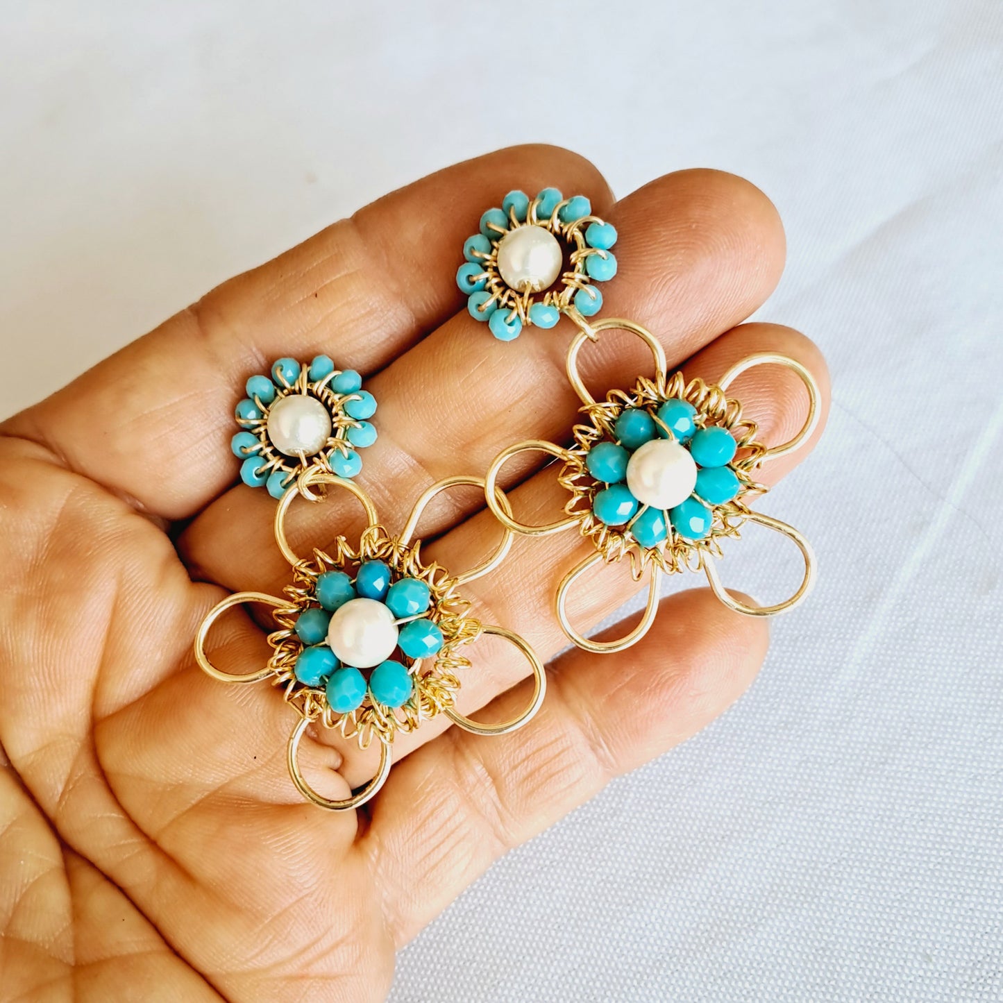 Aros Grandes en Forma de Flor Con Cristales Y Perlas Entorchadas