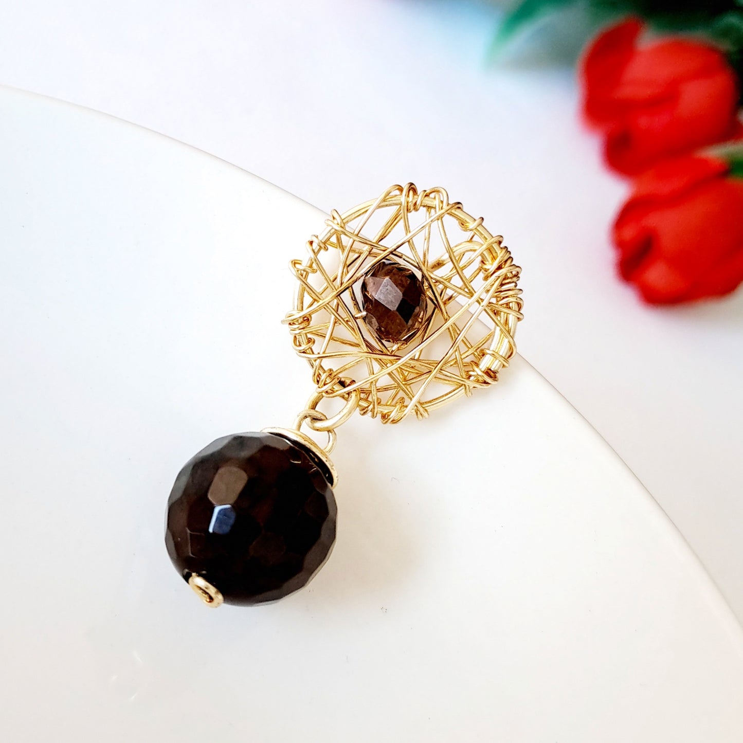 Aros Con Base Redonda Decorada Con Un Cristal Y Una Ágata Colgante