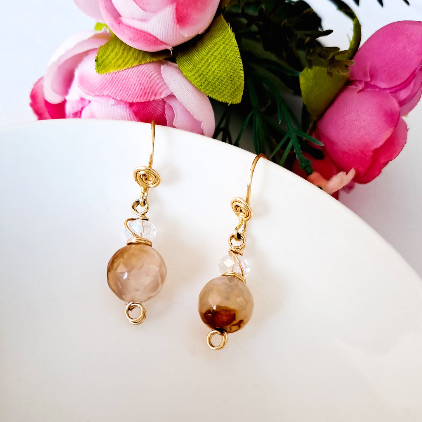 Aros de Anzuelo Decorados Con Una Piedra Natural Y Un Cristal Colgante