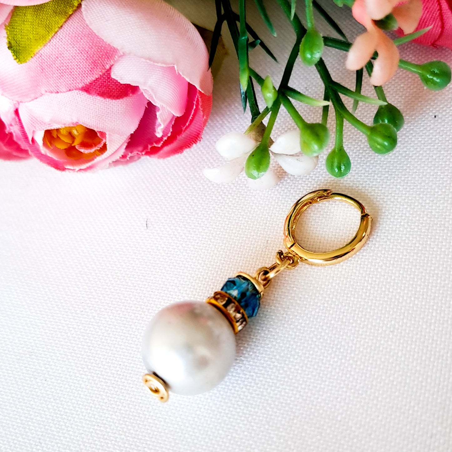 Aros Colgantes Con Perlas Y Base Con Baño de Oro