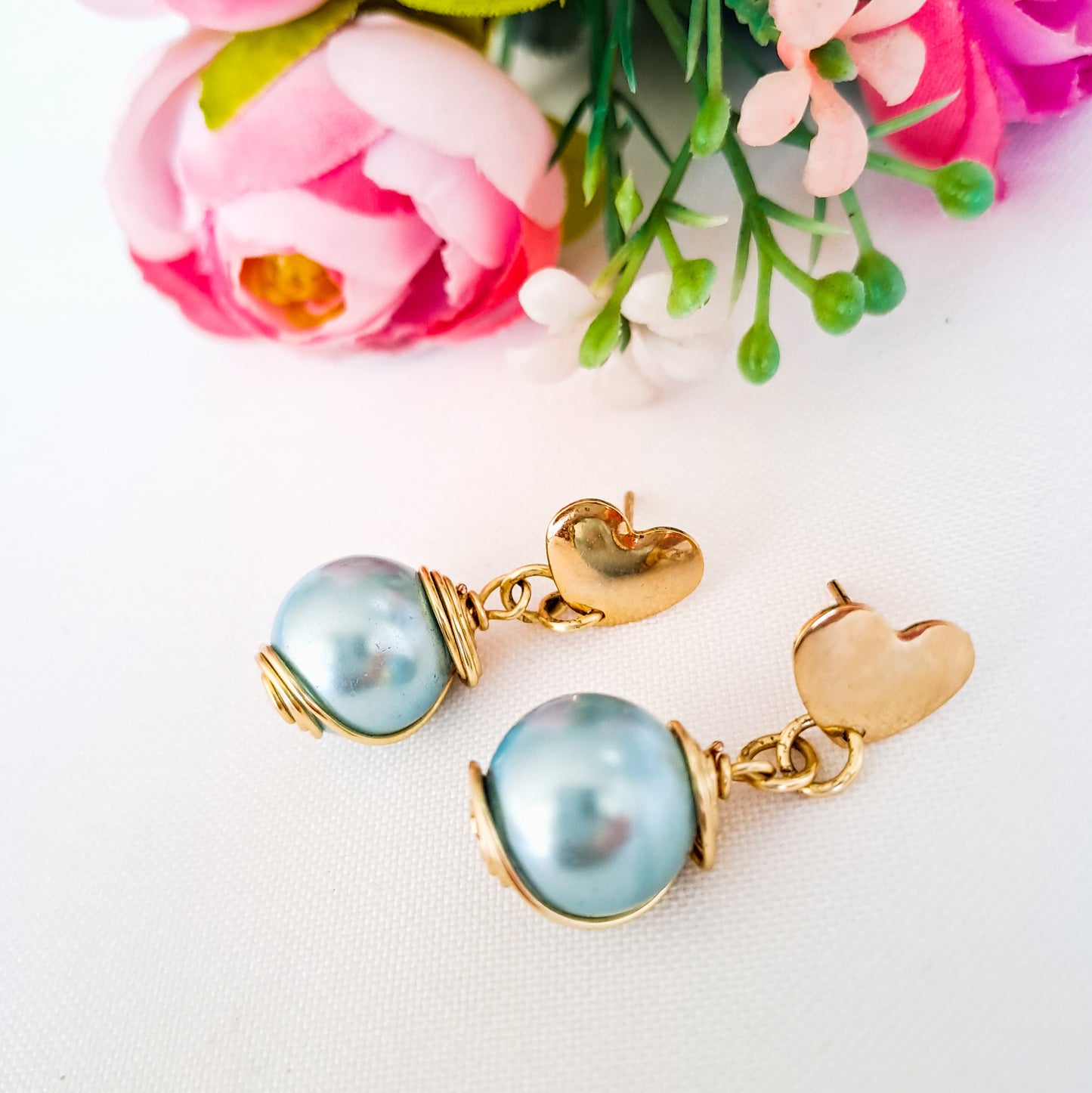Aros Colgantes Con Una Perla Engarzada Y Base en Forma de Corazón