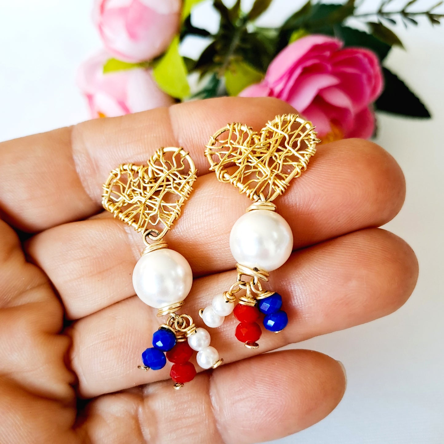 Aros Con Base en Forma de Corazón Tejida en Alambre Y Perla Colgante