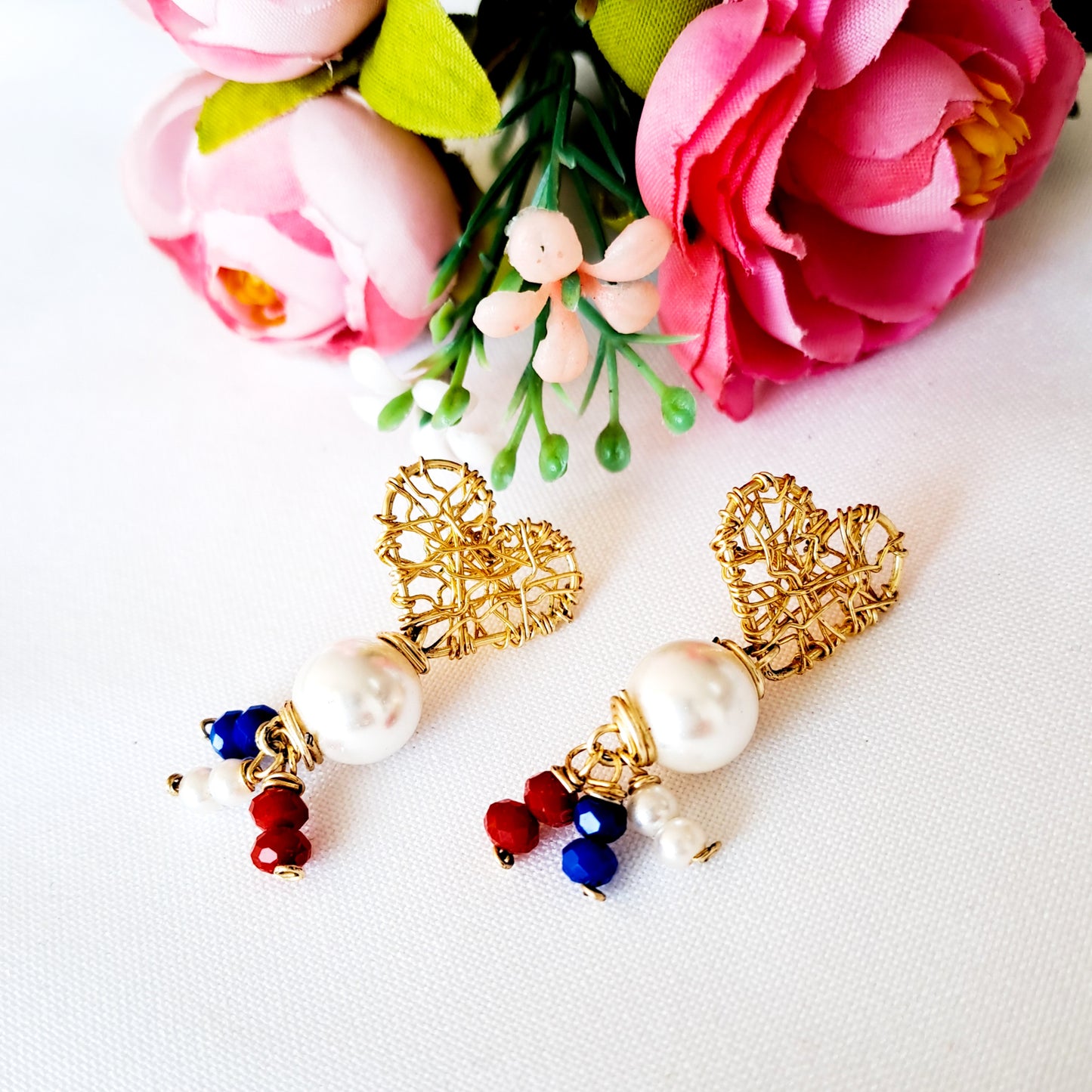 Aros Con Base en Forma de Corazón Tejida en Alambre Y Perla Colgante