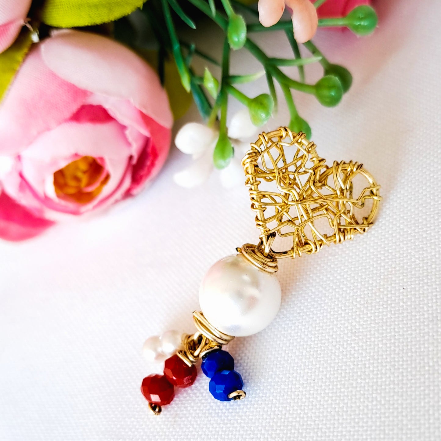 Aros Con Base en Forma de Corazón Tejida en Alambre Y Perla Colgante