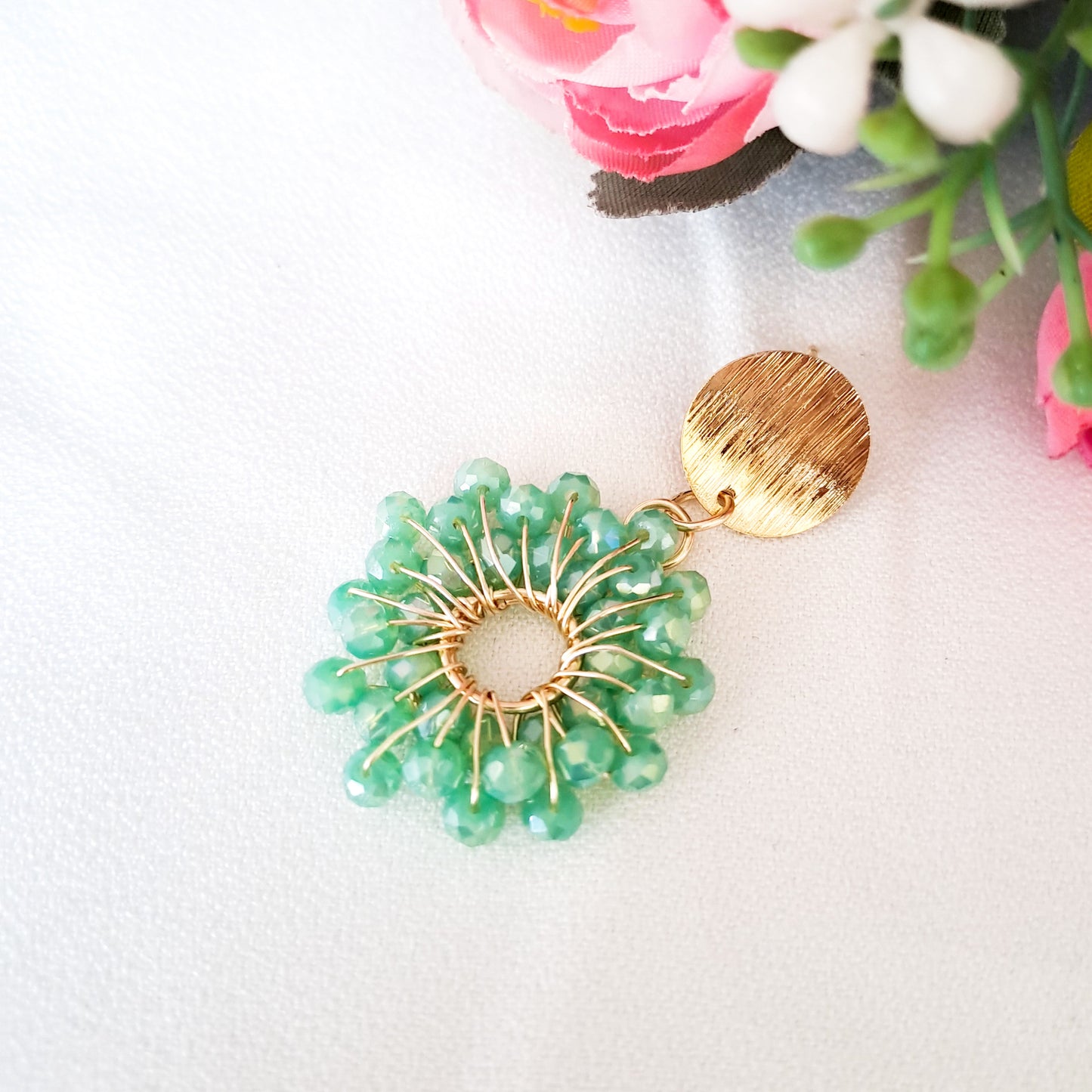 Aros Con Forma de Flor y Base con Baño de Oro
