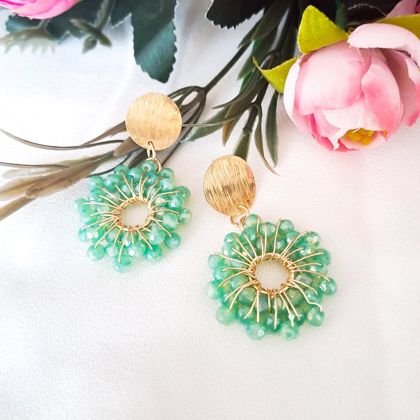 Aros Con Forma de Flor y Base con Baño de Oro