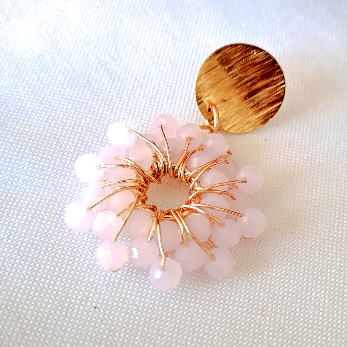 Aros Con Forma de Flor y Base con Baño de Oro