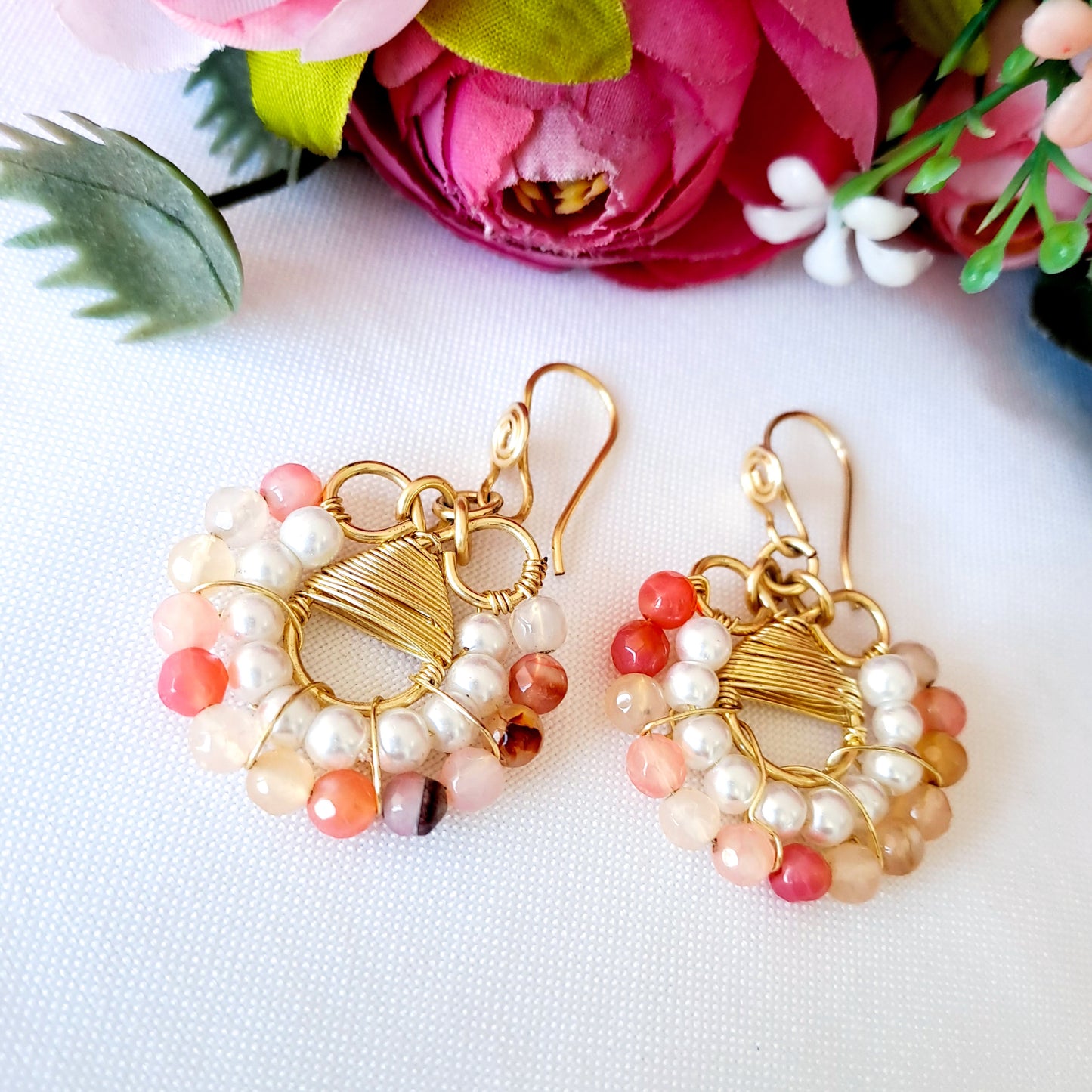 Aros con Perlas y Ágatas en Forma de Flor