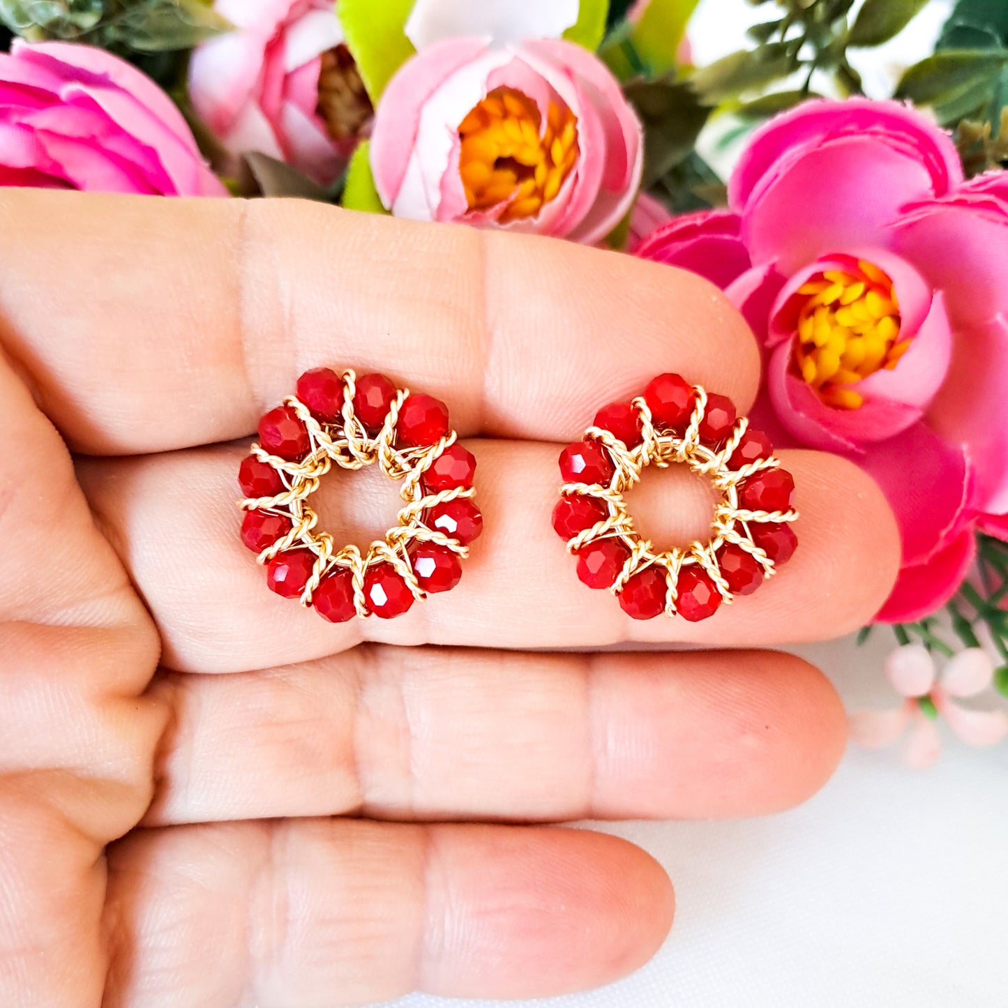 Aros Pequeños Con Cristales Entorchados en Forma Circular
