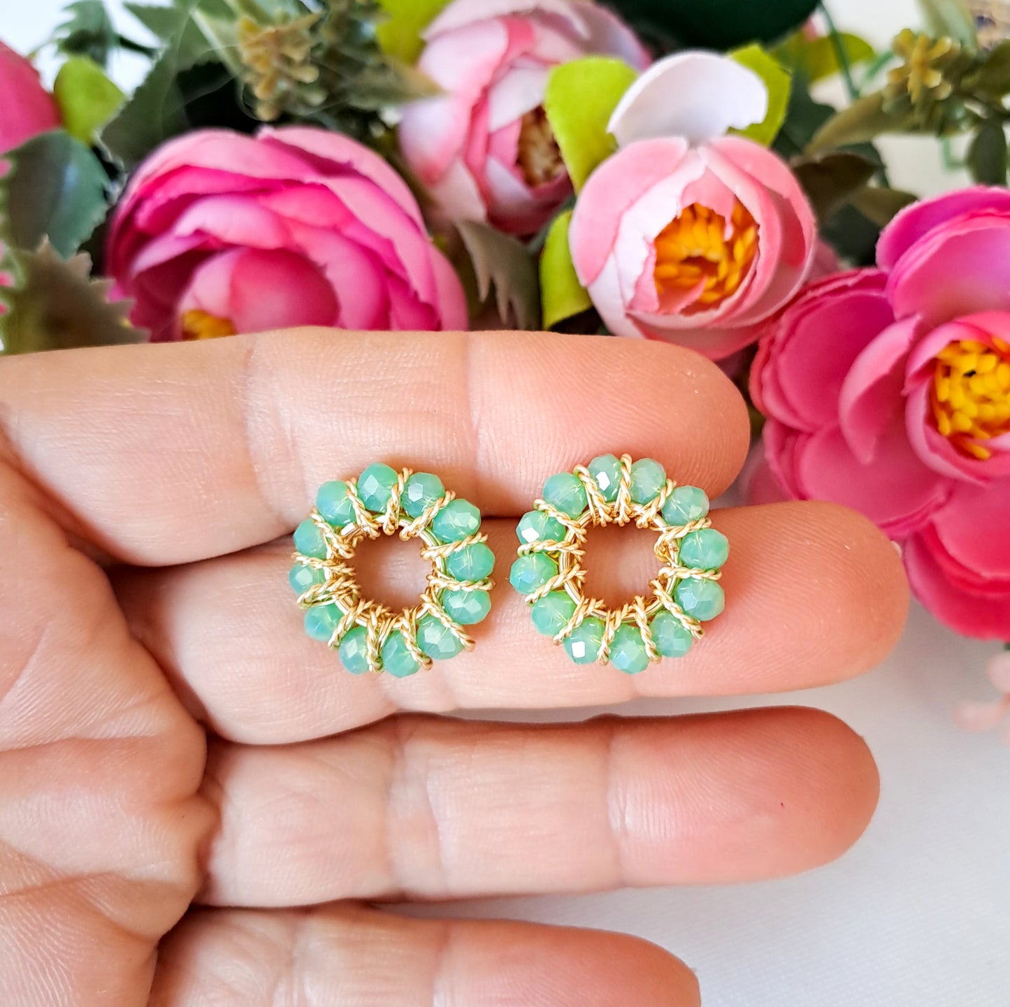 Aros Pequeños Con Cristales Entorchados en Forma Circular