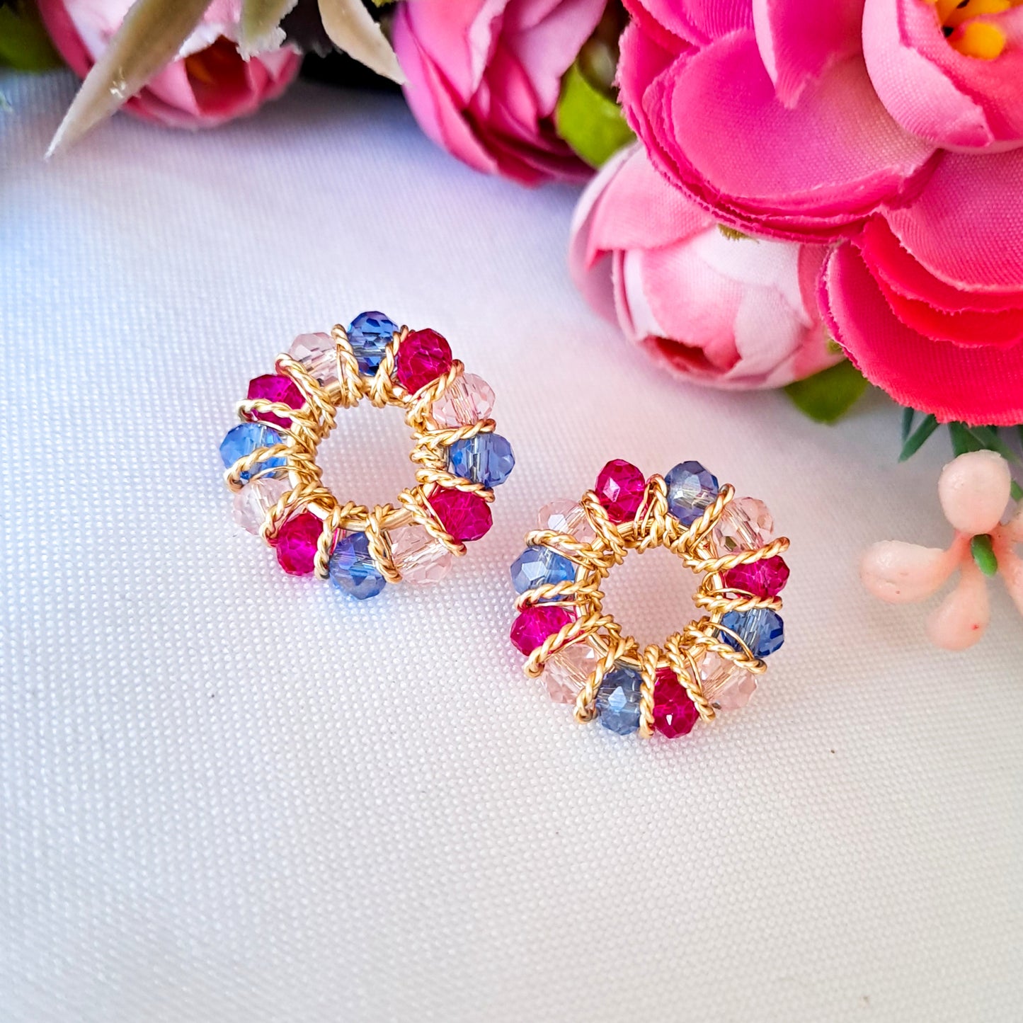 Aros Pequeños Con Cristales Entorchados en Forma Circular