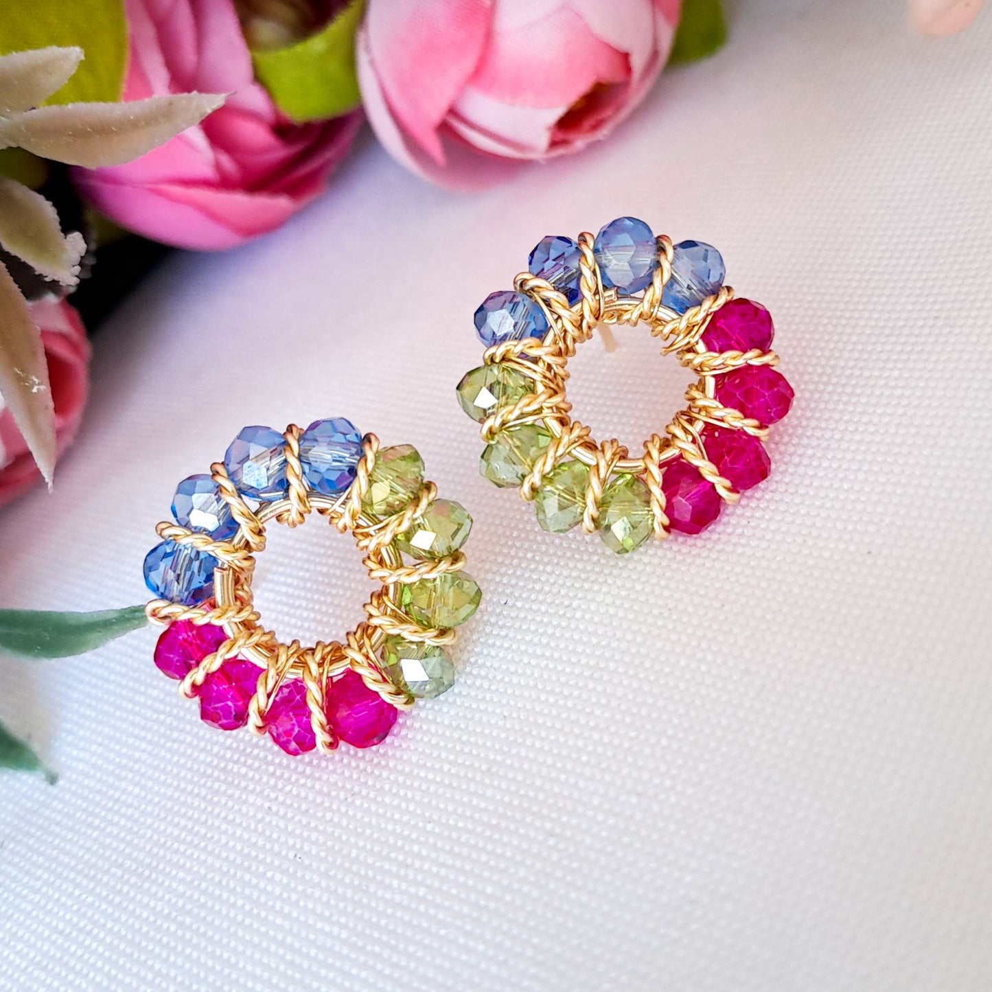 Aros Pequeños Con Cristales Entorchados en Forma Circular