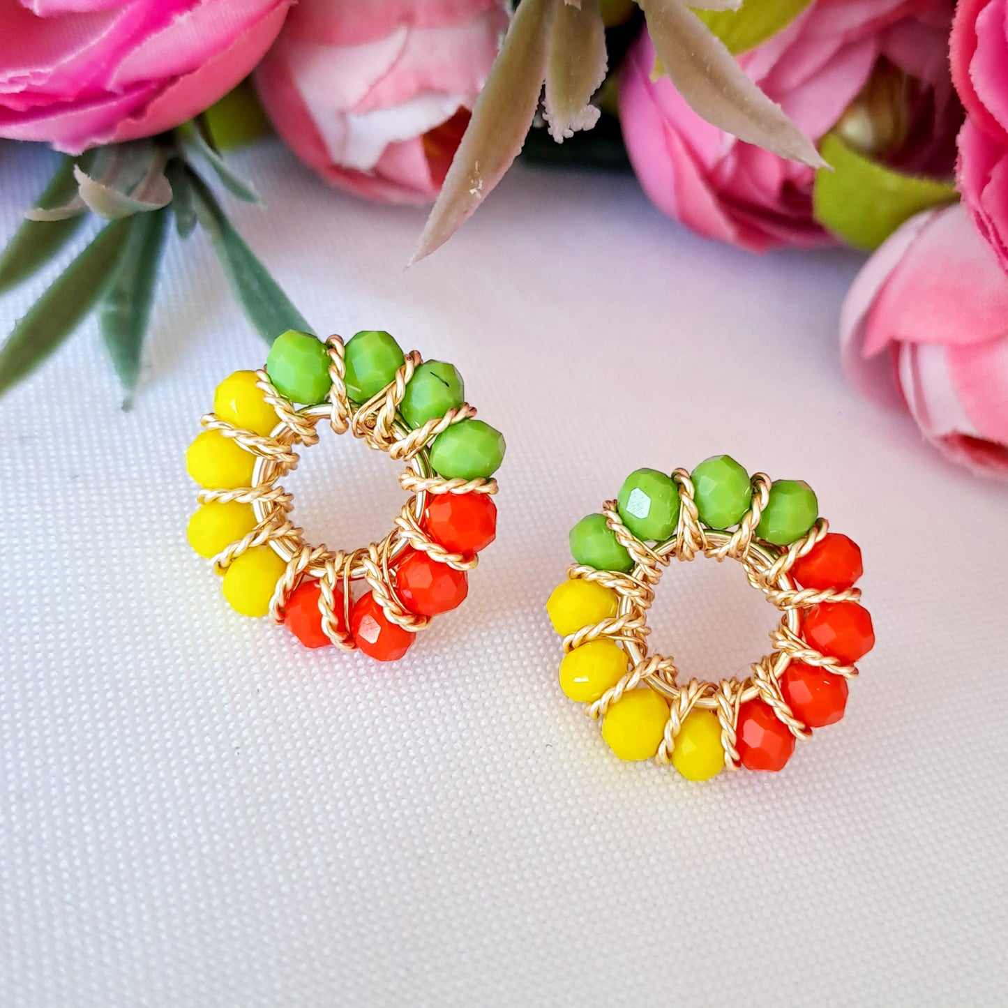 Aros Pequeños Con Cristales Entorchados en Forma Circular