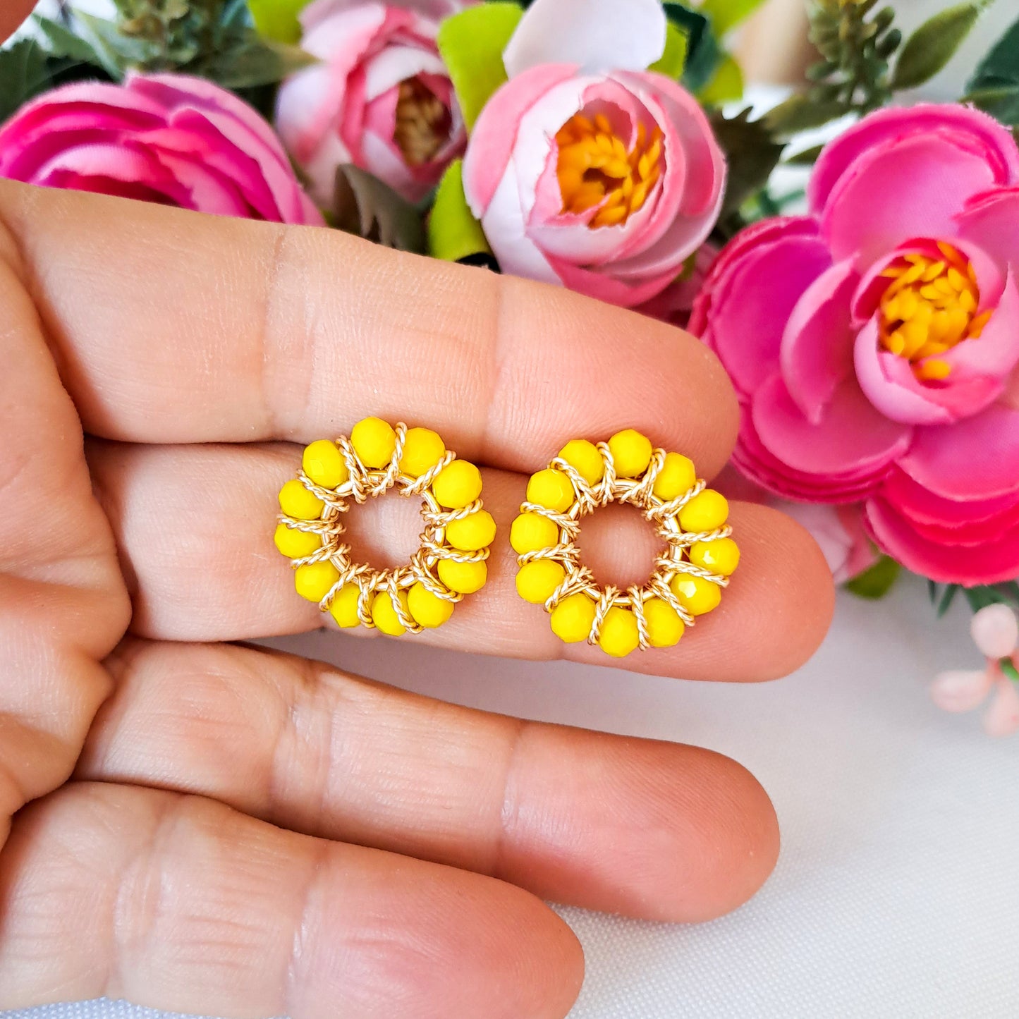 Aros Pequeños Con Cristales Entorchados en Forma Circular