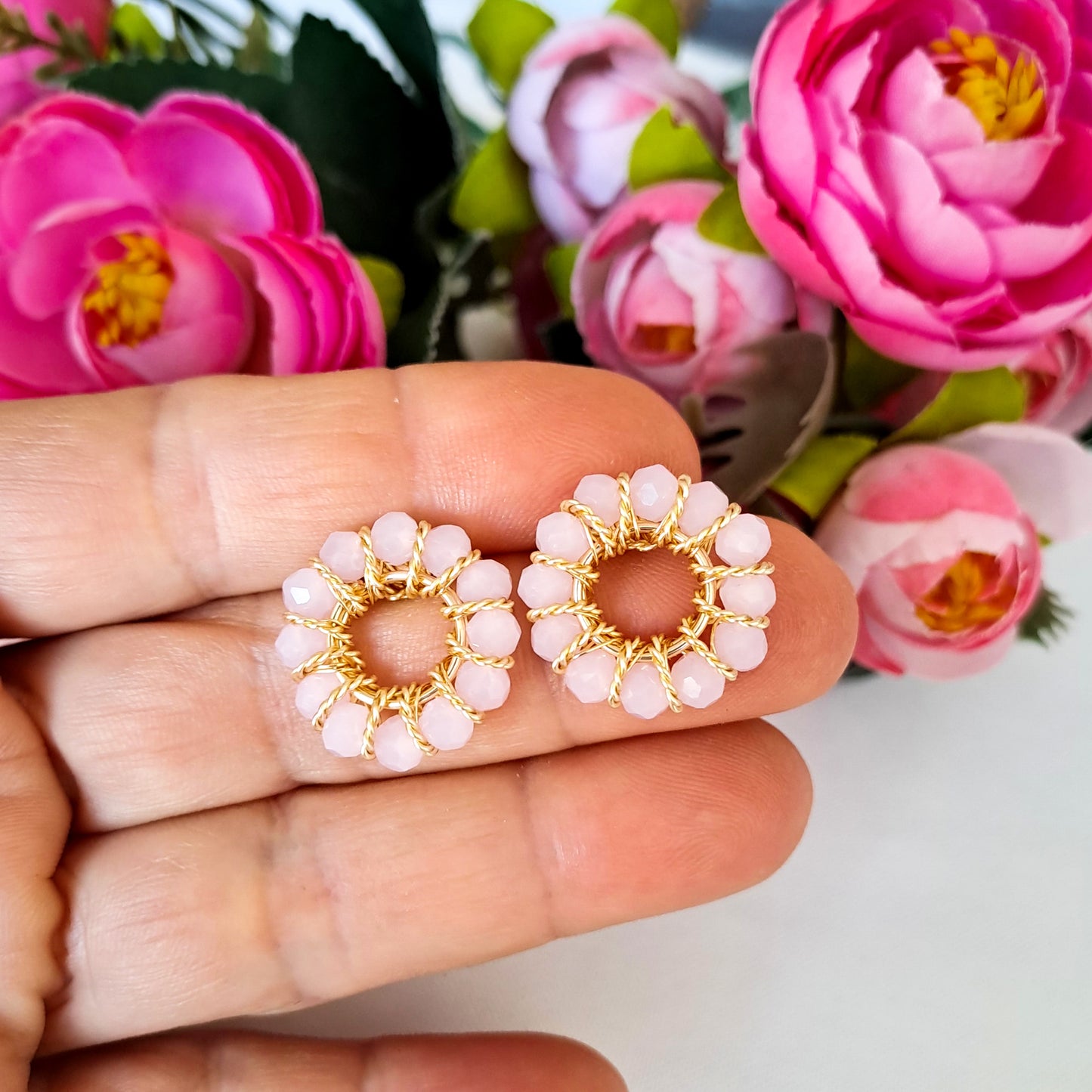 Aros Pequeños Con Cristales Entorchados en Forma Circular
