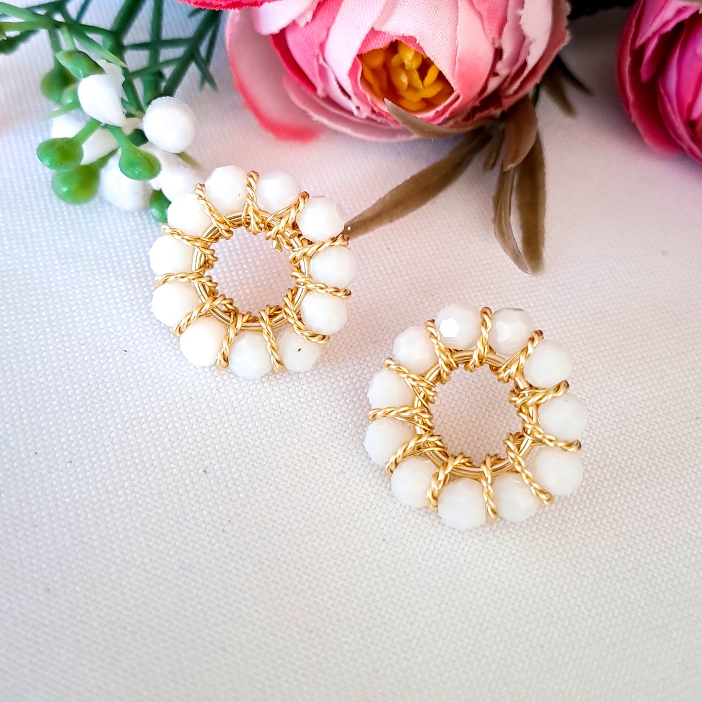 Aros Pequeños Con Cristales Entorchados en Forma Circular