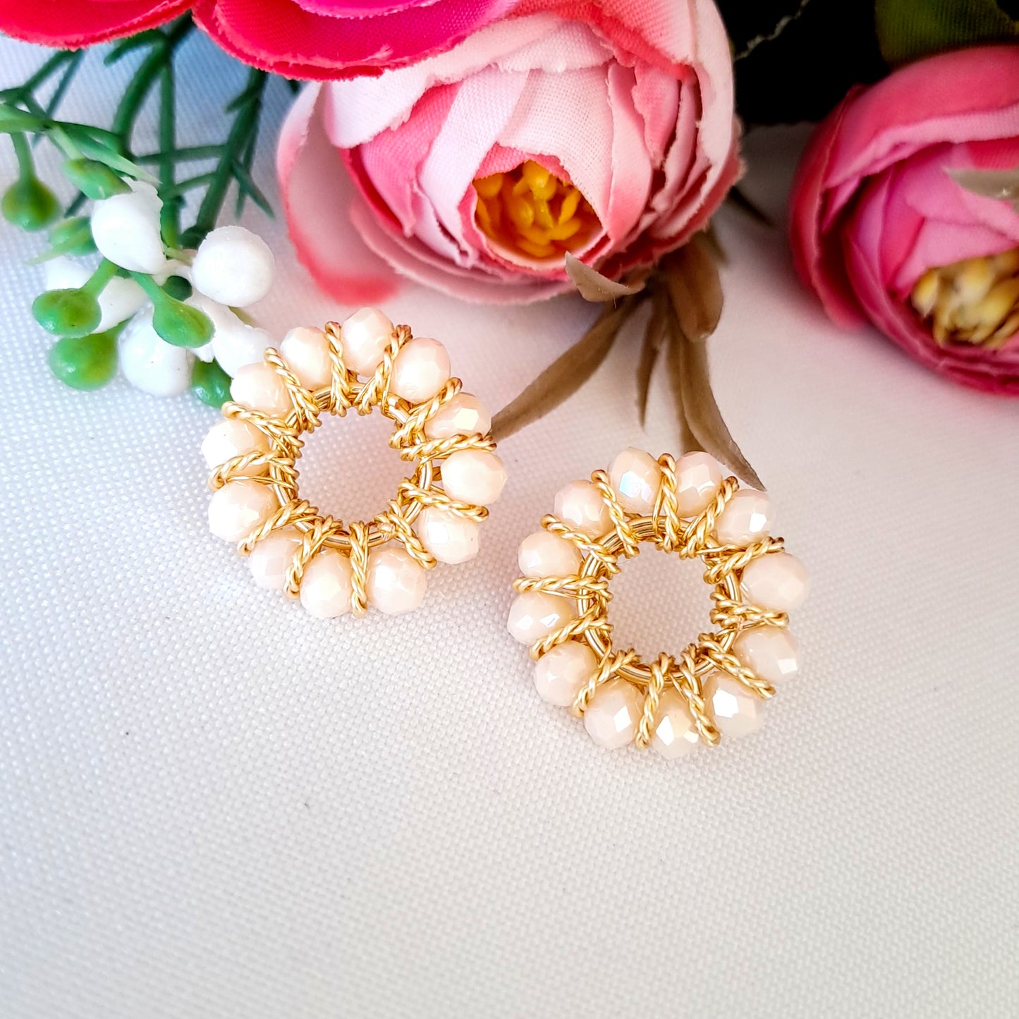 Aros Pequeños Con Cristales Entorchados en Forma Circular